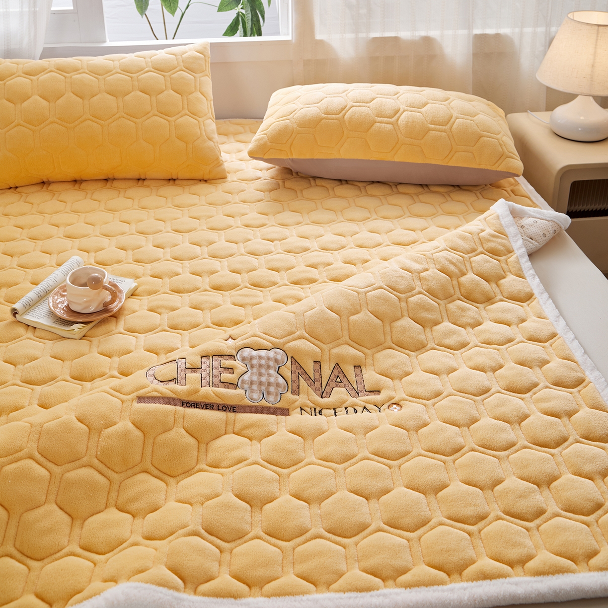 91家纺网 家纺一手货源 找家纺 永旺家纺 2025新款纯色床垫床褥 小熊仔黄