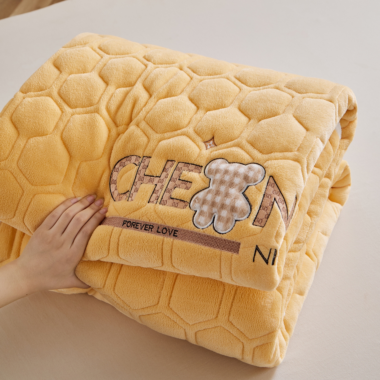 91家纺网 家纺一手货源 找家纺 永旺家纺 2025新款纯色床垫床褥 小熊仔黄