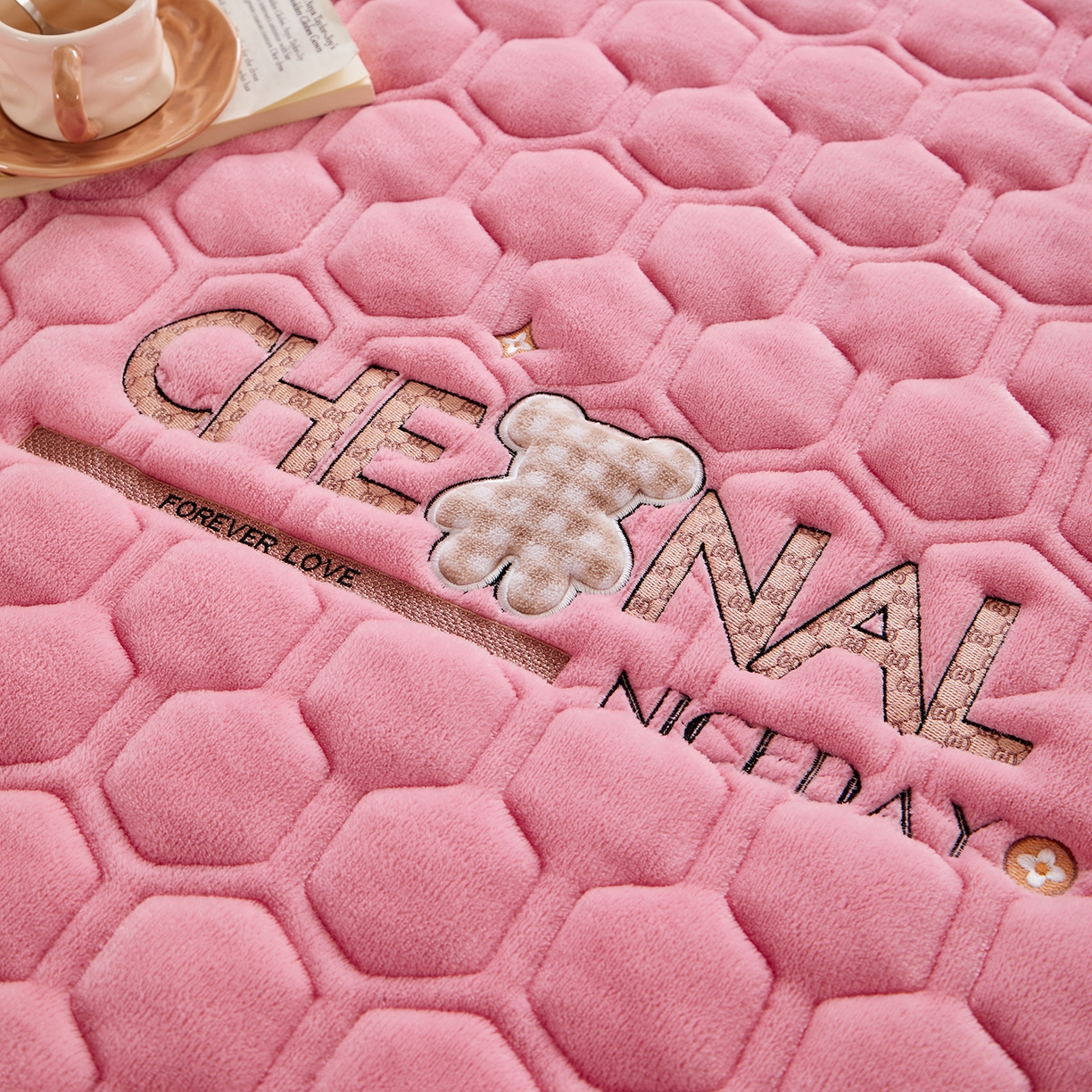 91家纺网 家纺一手货源 找家纺 永旺家纺 2025新款纯色床垫床褥 小熊仔粉