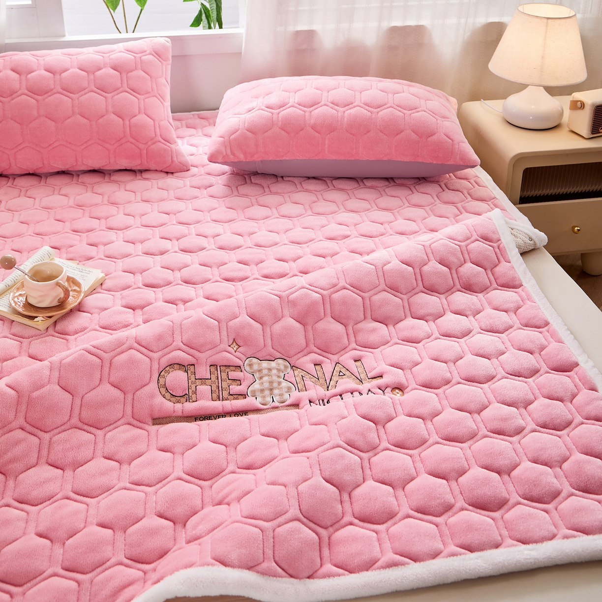 91家纺网 家纺一手货源 找家纺 永旺家纺 2025新款纯色床垫床褥 小熊仔粉