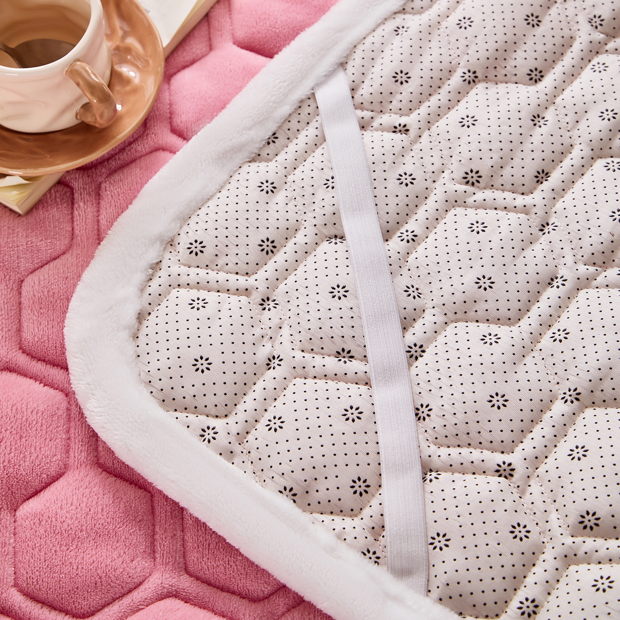 91家纺网 家纺一手货源 找家纺 永旺家纺 2025新款纯色床垫床褥 小熊仔粉