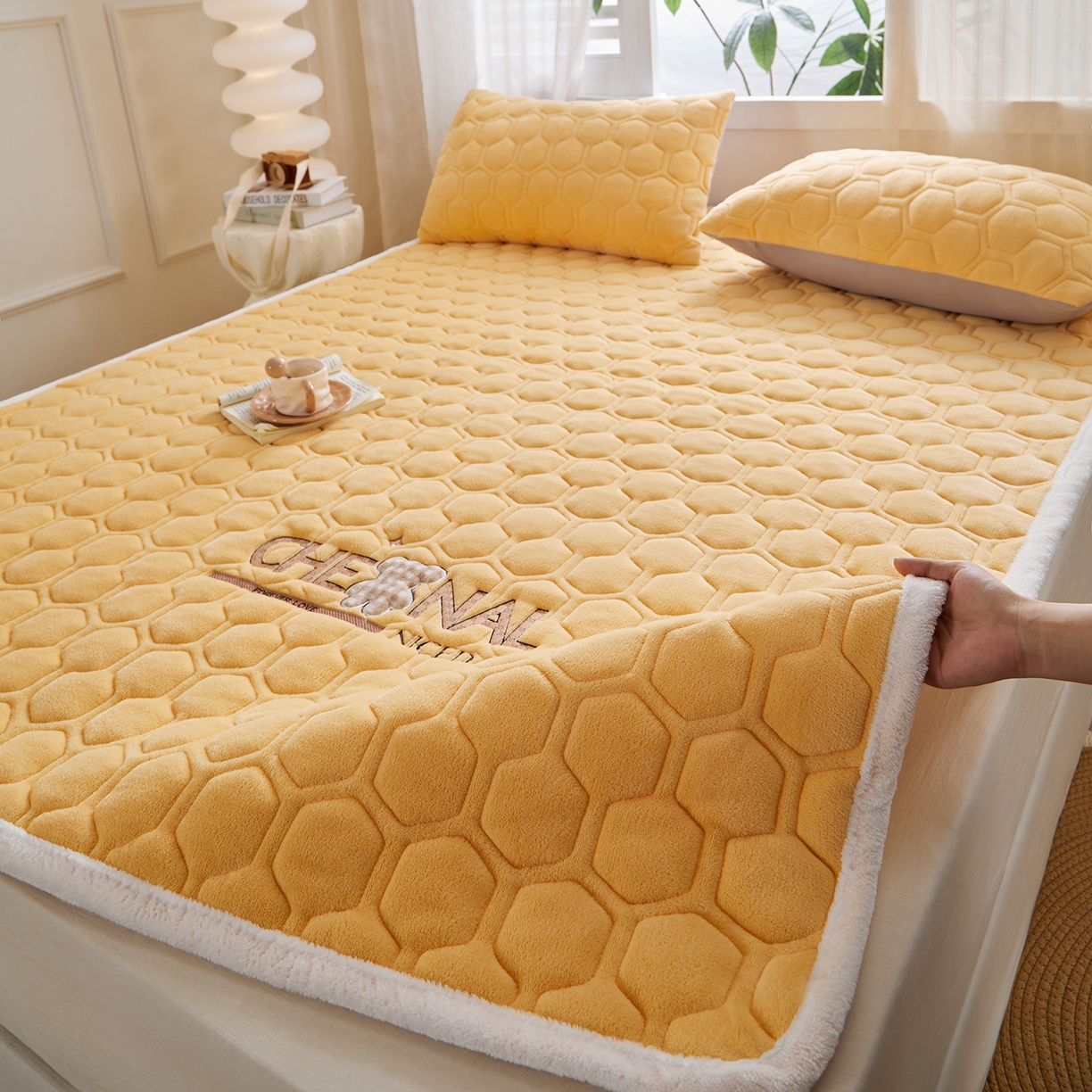 91家纺网 家纺一手货源 找家纺 永旺家纺 2025新款纯色床垫床褥 小熊仔黄