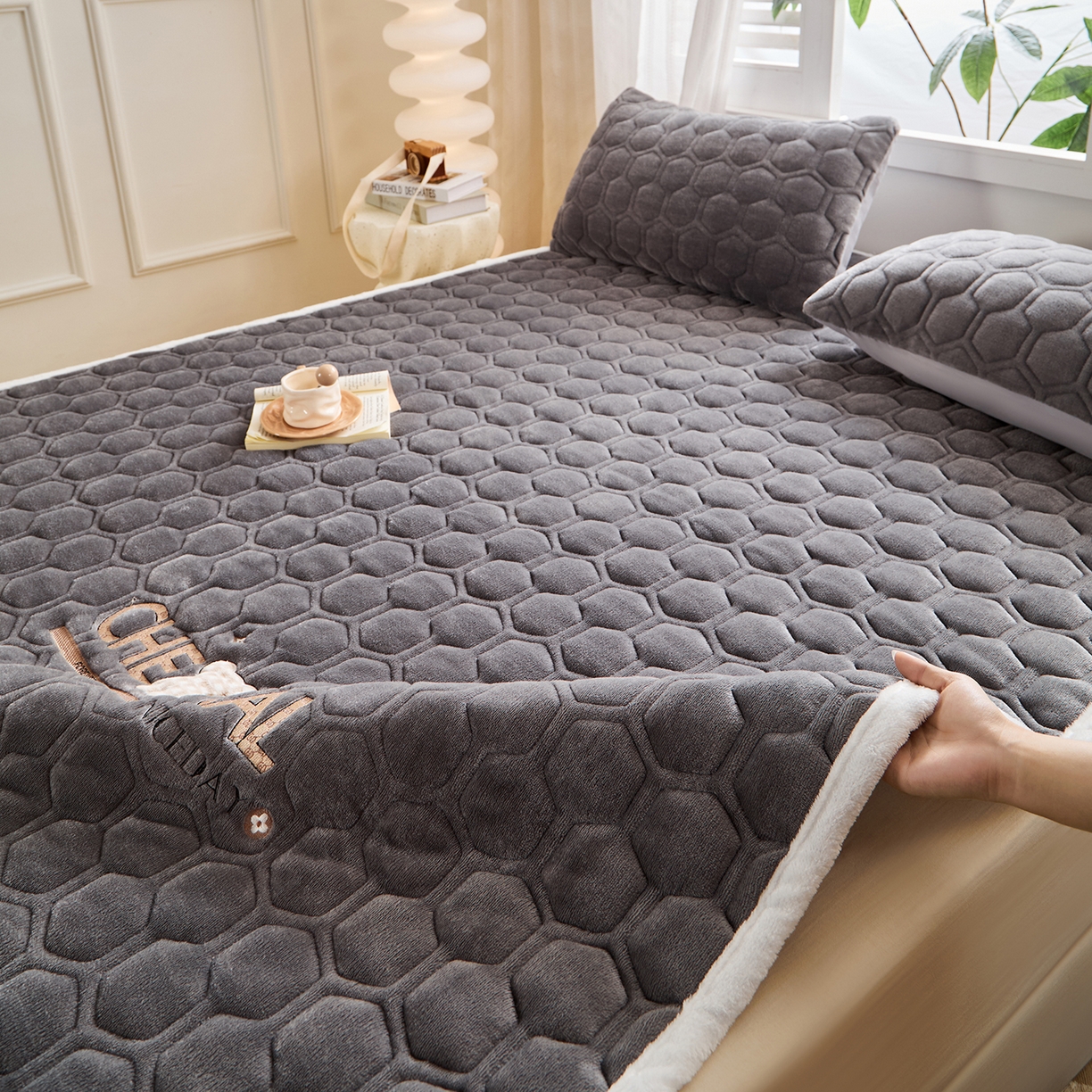 91家纺网 家纺一手货源 找家纺 永旺家纺 2025新款纯色床垫床褥 小熊仔灰