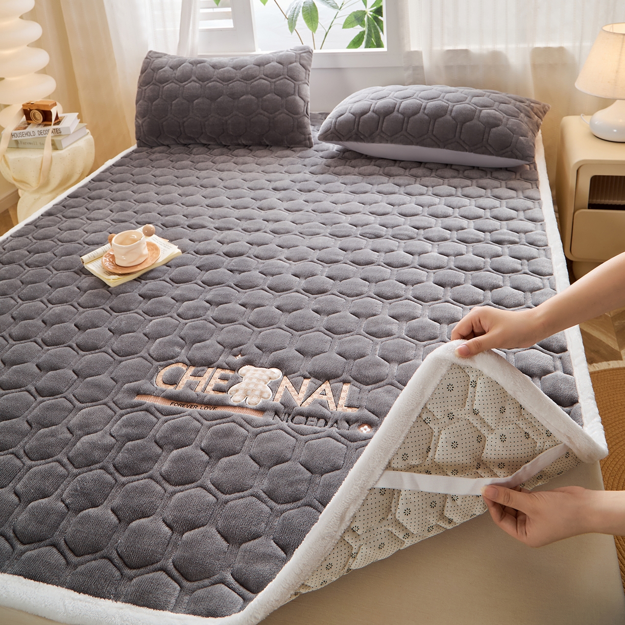 91家纺网 家纺一手货源 找家纺 永旺家纺 2025新款纯色床垫床褥 小熊仔灰