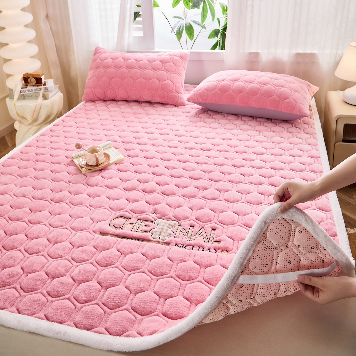 91家纺网 家纺一手货源 找家纺 永旺家纺 2025新款纯色床垫床褥 小熊仔粉