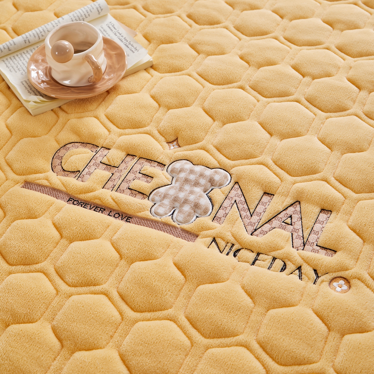 91家纺网 家纺一手货源 找家纺 永旺家纺 2025新款纯色床垫床褥 小熊仔黄