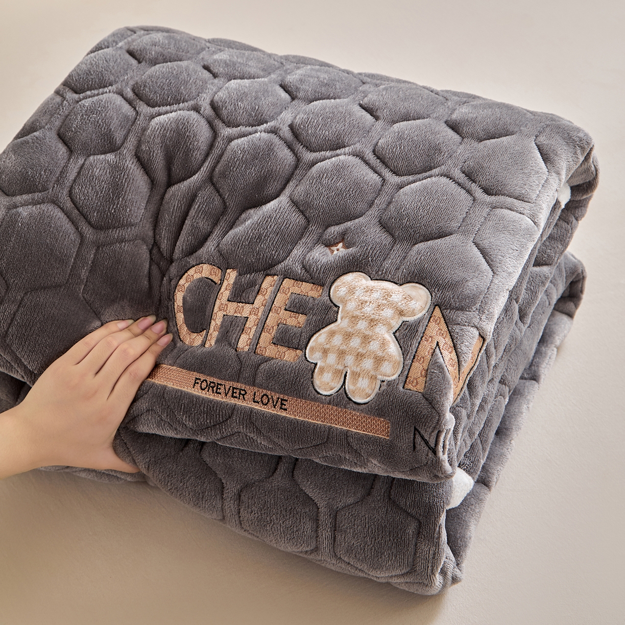 91家纺网 家纺一手货源 找家纺 永旺家纺 2025新款纯色床垫床褥 小熊仔灰