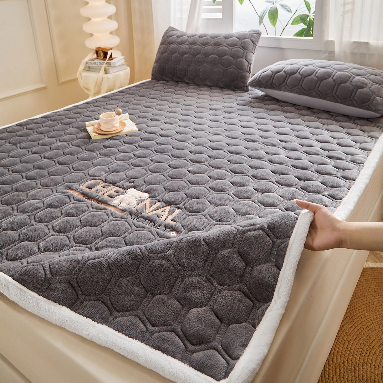 91家纺网 家纺一手货源 找家纺 永旺家纺 2025新款纯色床垫床褥 小熊仔灰