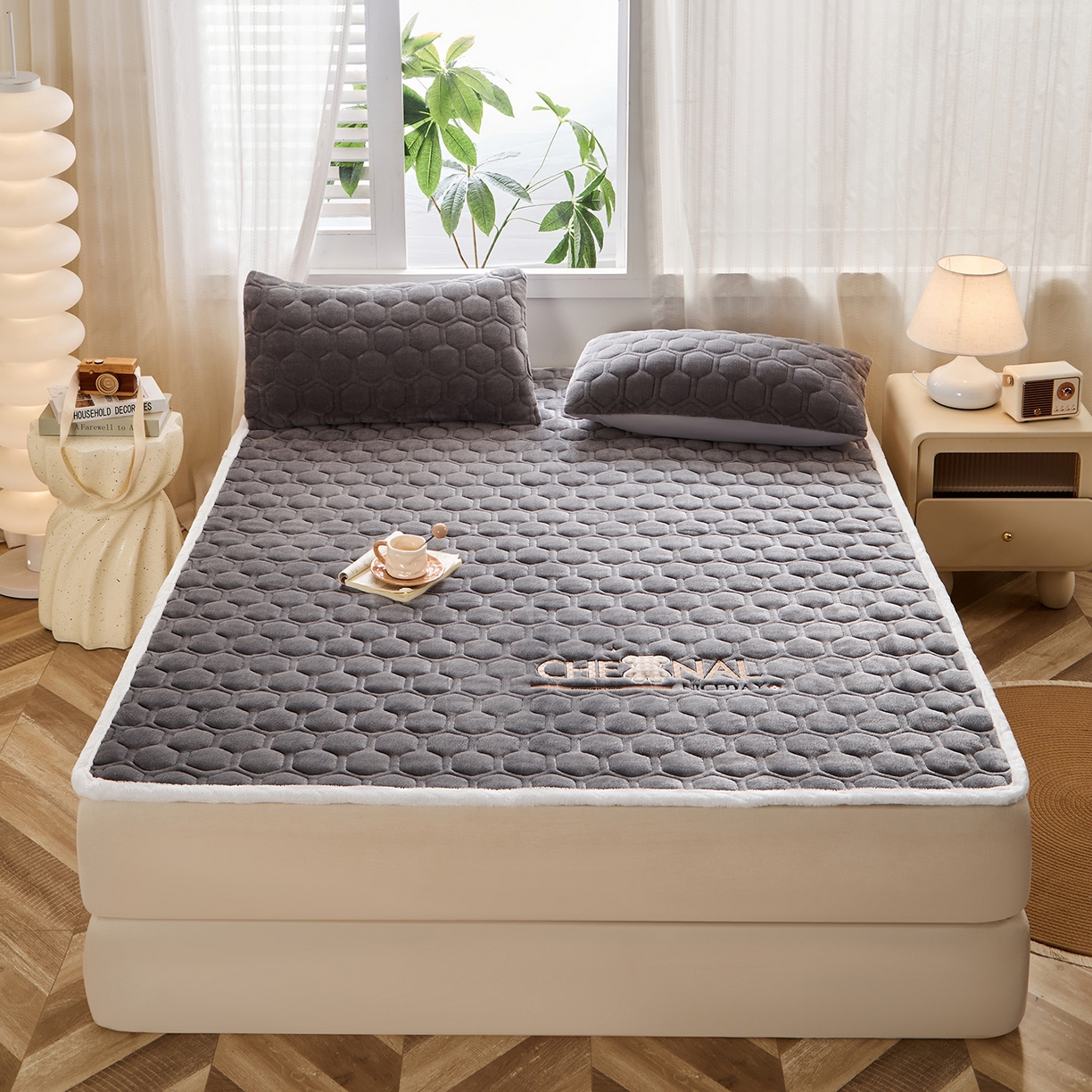 永旺家纺 2025新款纯色床垫床褥 小熊仔灰