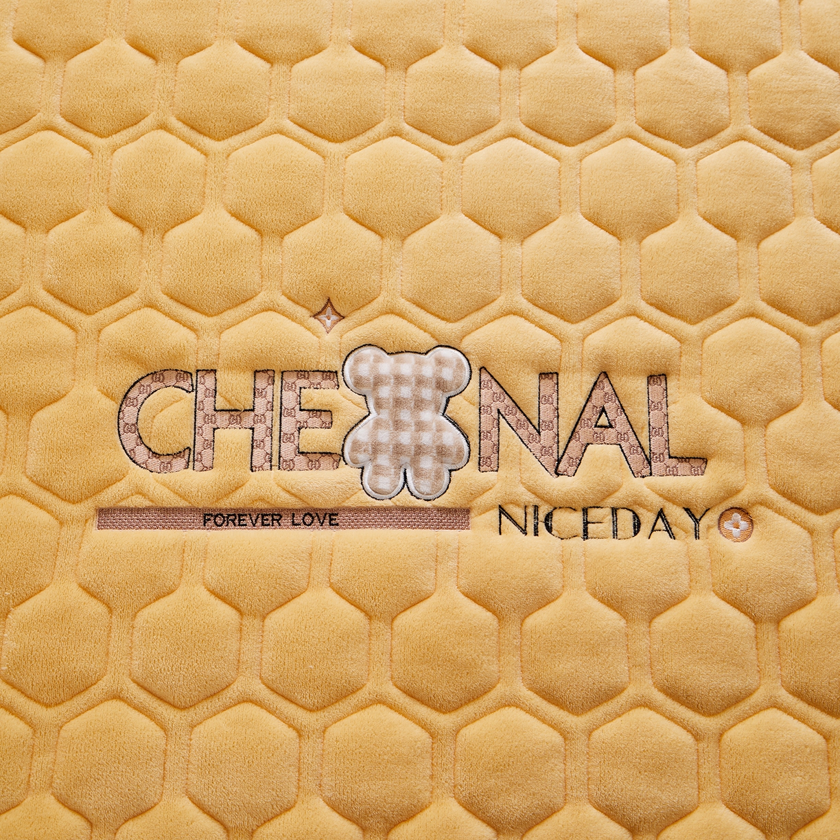 91家纺网 家纺一手货源 找家纺 永旺家纺 2025新款纯色床垫床褥 小熊仔黄