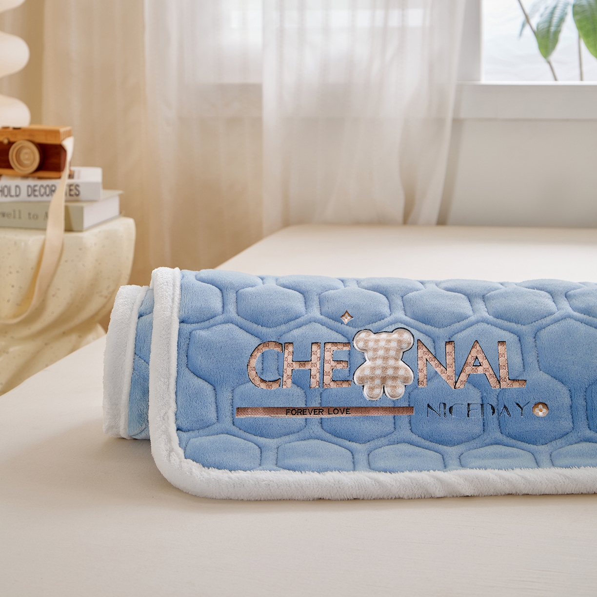 91家纺网 家纺一手货源 找家纺 永旺家纺 2025新款纯色床垫床褥 小熊仔浅蓝