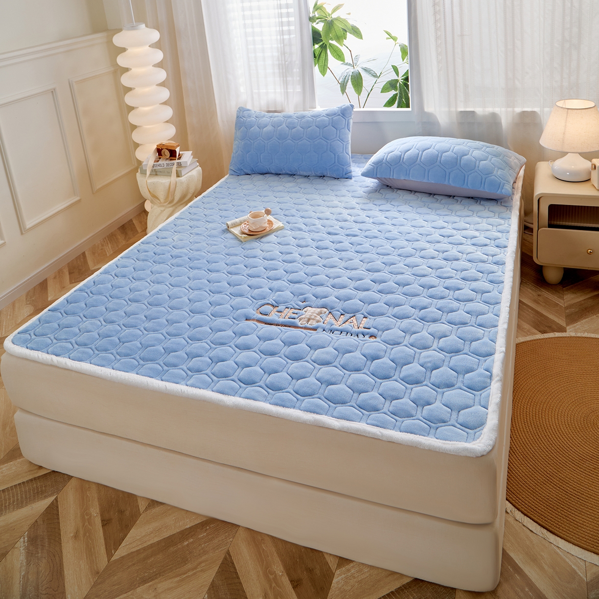 91家纺网 家纺一手货源 找家纺 永旺家纺 2025新款纯色床垫床褥 小熊仔浅蓝