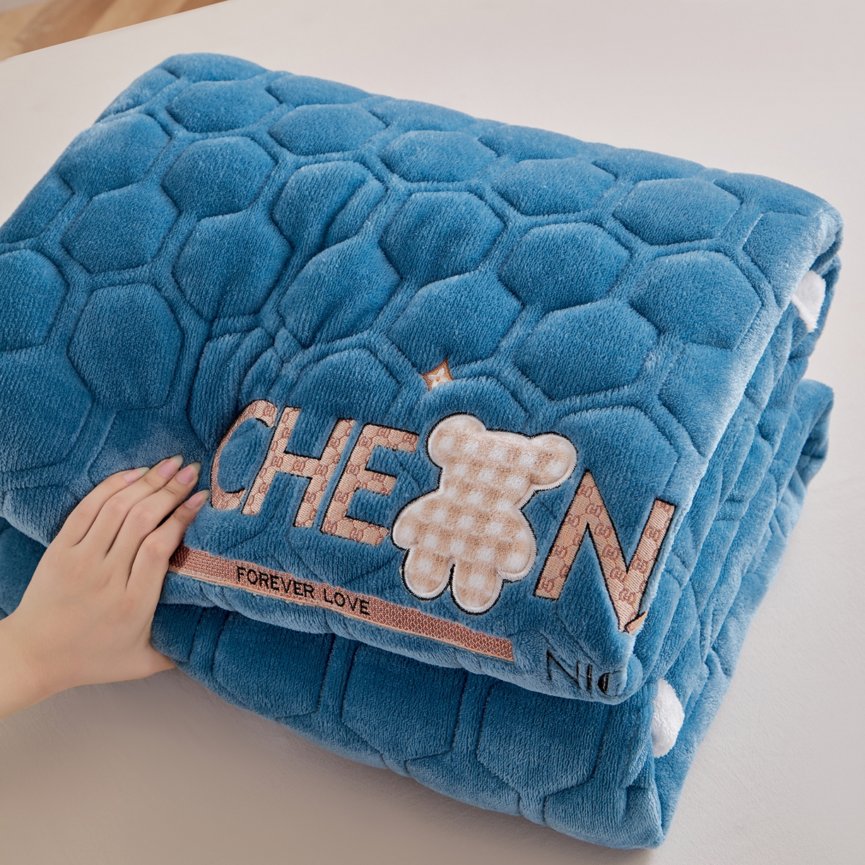 91家纺网 家纺一手货源 找家纺 永旺家纺 2025新款纯色床垫床褥 小熊仔深蓝