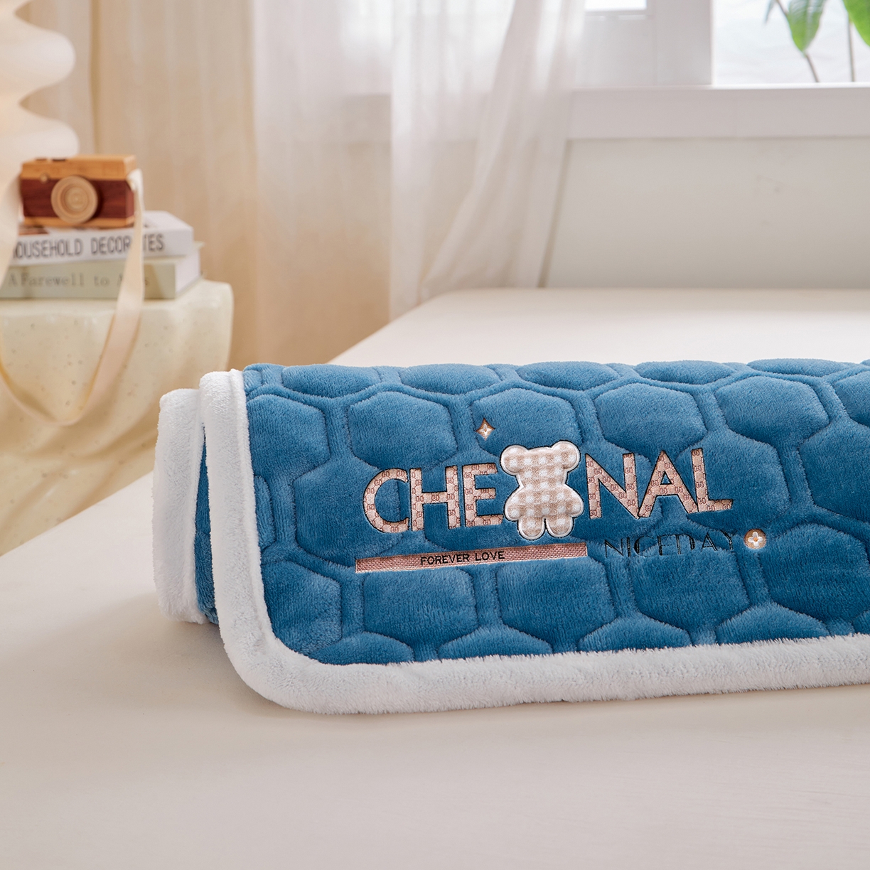 91家纺网 家纺一手货源 找家纺 永旺家纺 2025新款纯色床垫床褥 小熊仔深蓝