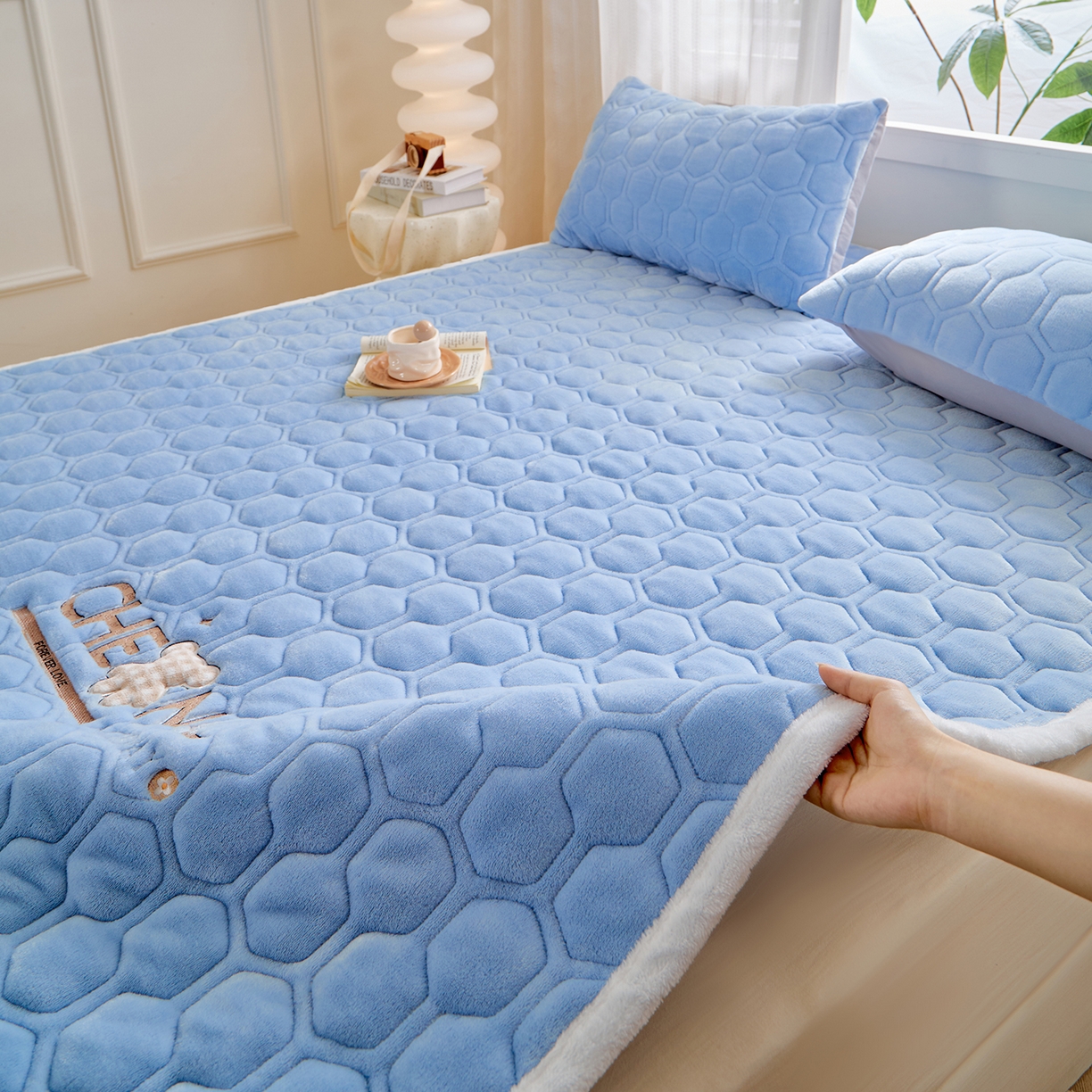 91家纺网 家纺一手货源 找家纺 永旺家纺 2025新款纯色床垫床褥 小熊仔浅蓝