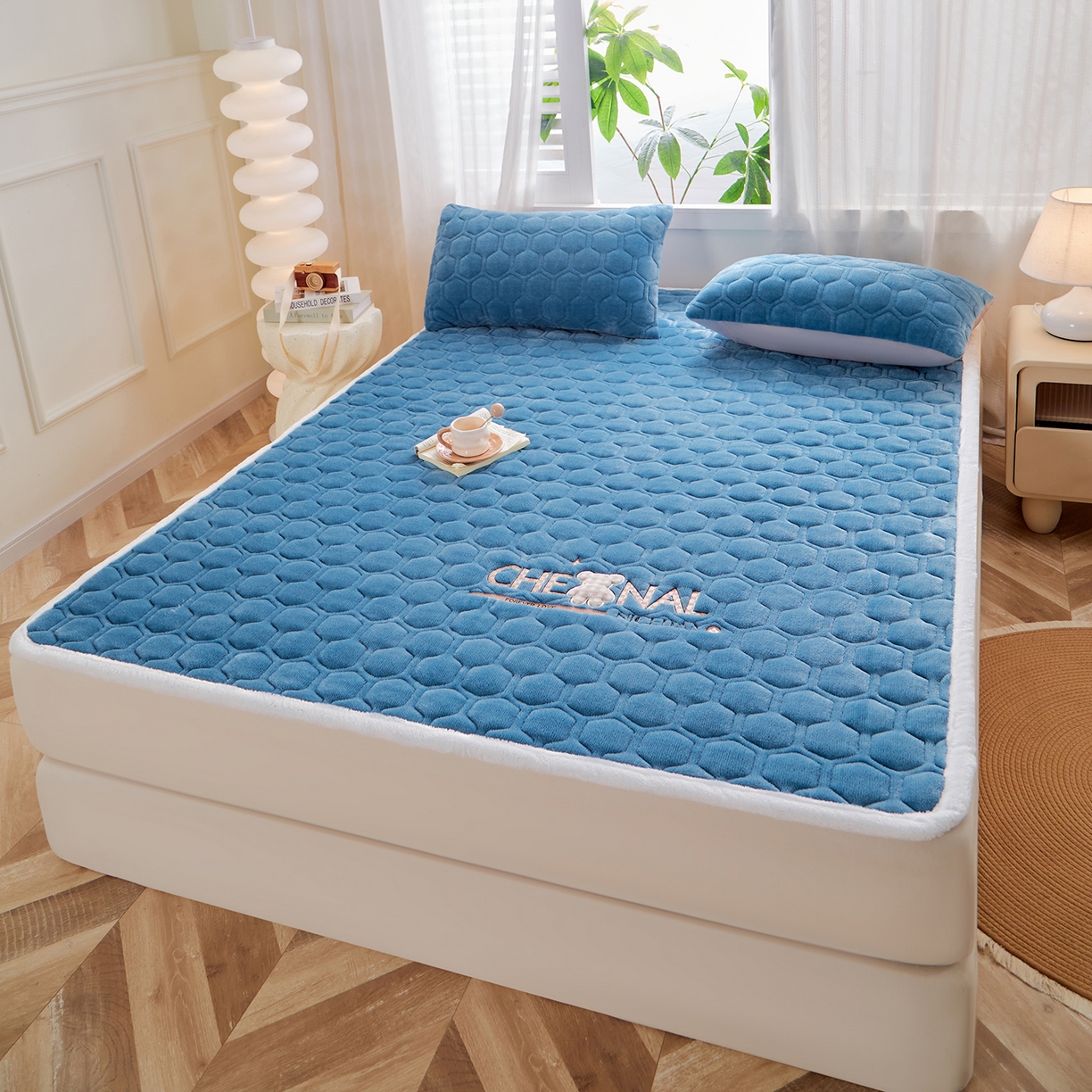 91家纺网 家纺一手货源 找家纺 永旺家纺 2025新款纯色床垫床褥 小熊仔深蓝