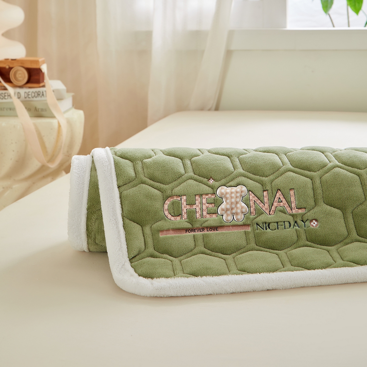 91家纺网 家纺一手货源 找家纺 永旺家纺 2025新款纯色床垫床褥 小熊仔绿