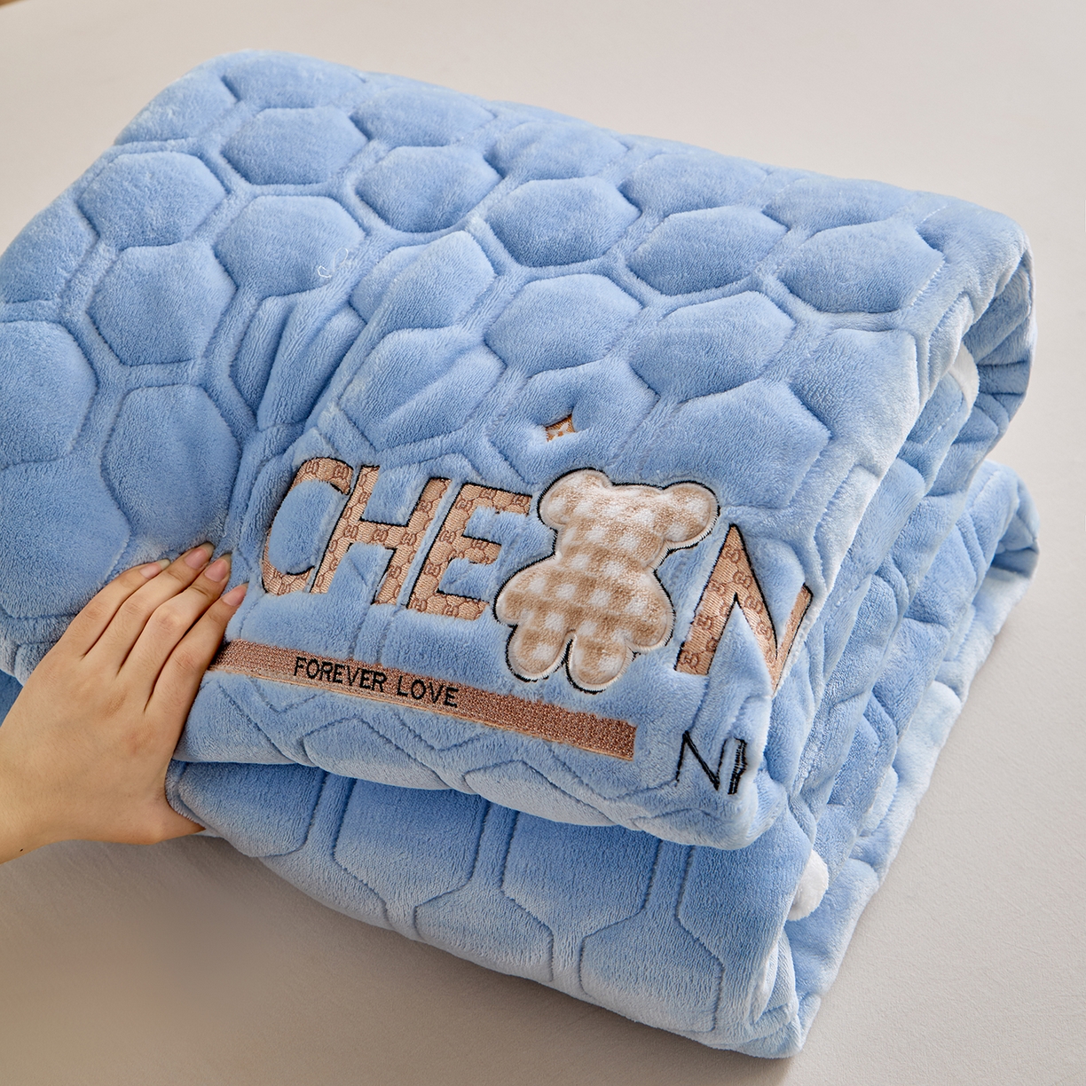 91家纺网 家纺一手货源 找家纺 永旺家纺 2025新款纯色床垫床褥 小熊仔浅蓝