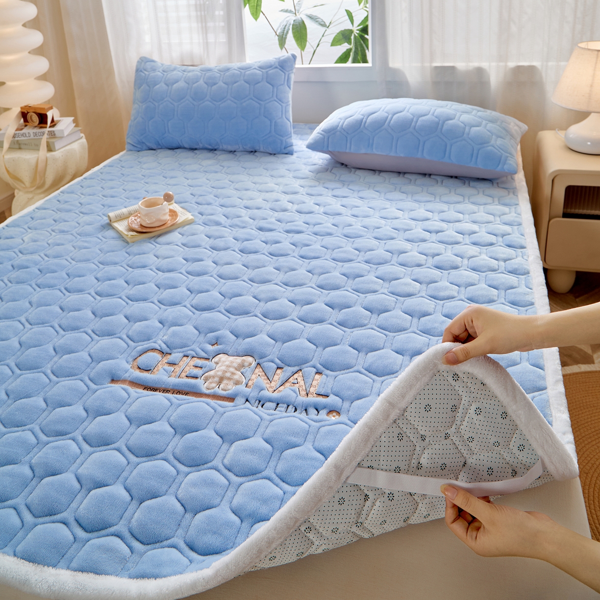 91家纺网 家纺一手货源 找家纺 永旺家纺 2025新款纯色床垫床褥 小熊仔浅蓝