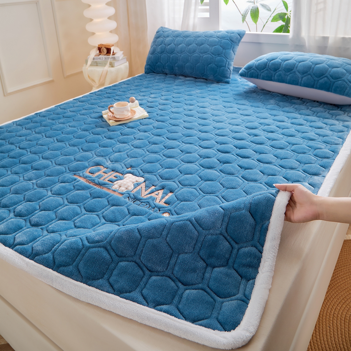 91家纺网 家纺一手货源 找家纺 永旺家纺 2025新款纯色床垫床褥 小熊仔深蓝