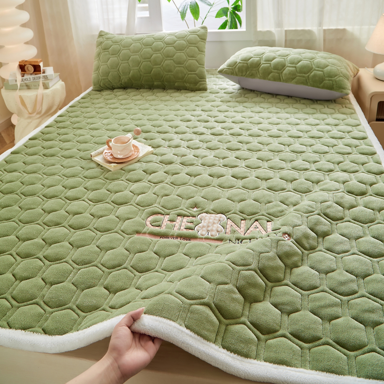 91家纺网 家纺一手货源 找家纺 永旺家纺 2025新款纯色床垫床褥 小熊仔绿