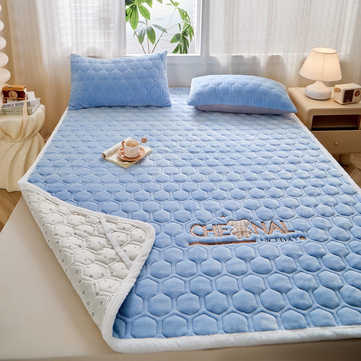 91家纺网 家纺一手货源 找家纺 永旺家纺 2025新款纯色床垫床褥 小熊仔浅蓝