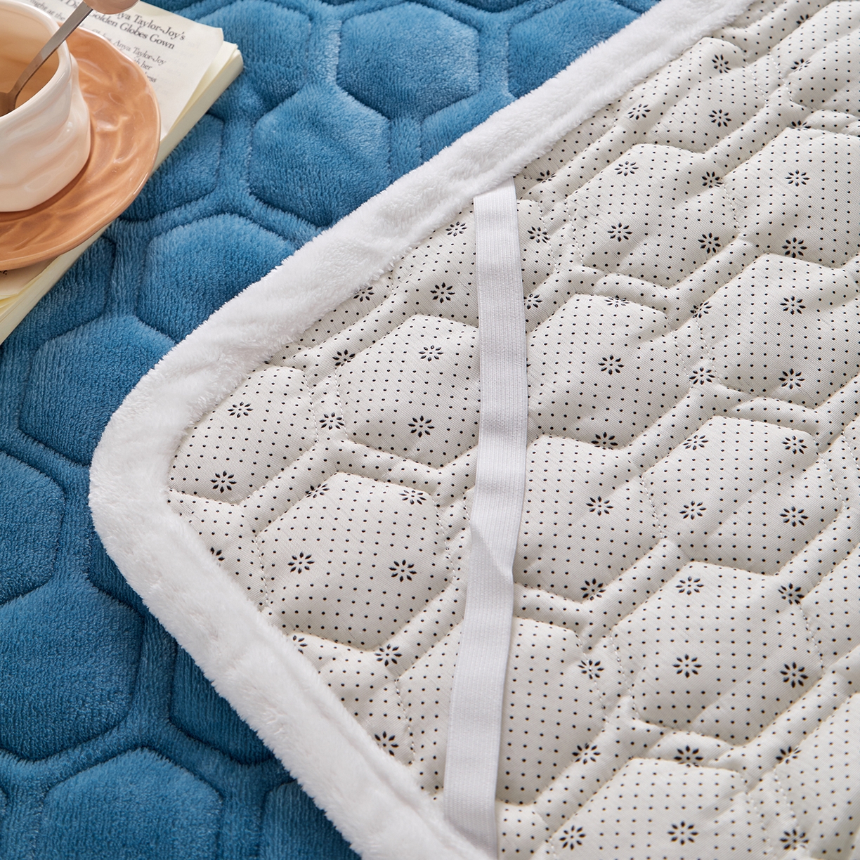 91家纺网 家纺一手货源 找家纺 永旺家纺 2025新款纯色床垫床褥 小熊仔深蓝