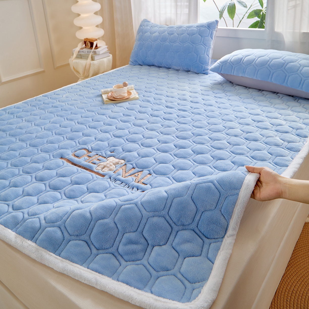 91家纺网 家纺一手货源 找家纺 永旺家纺 2025新款纯色床垫床褥 小熊仔浅蓝