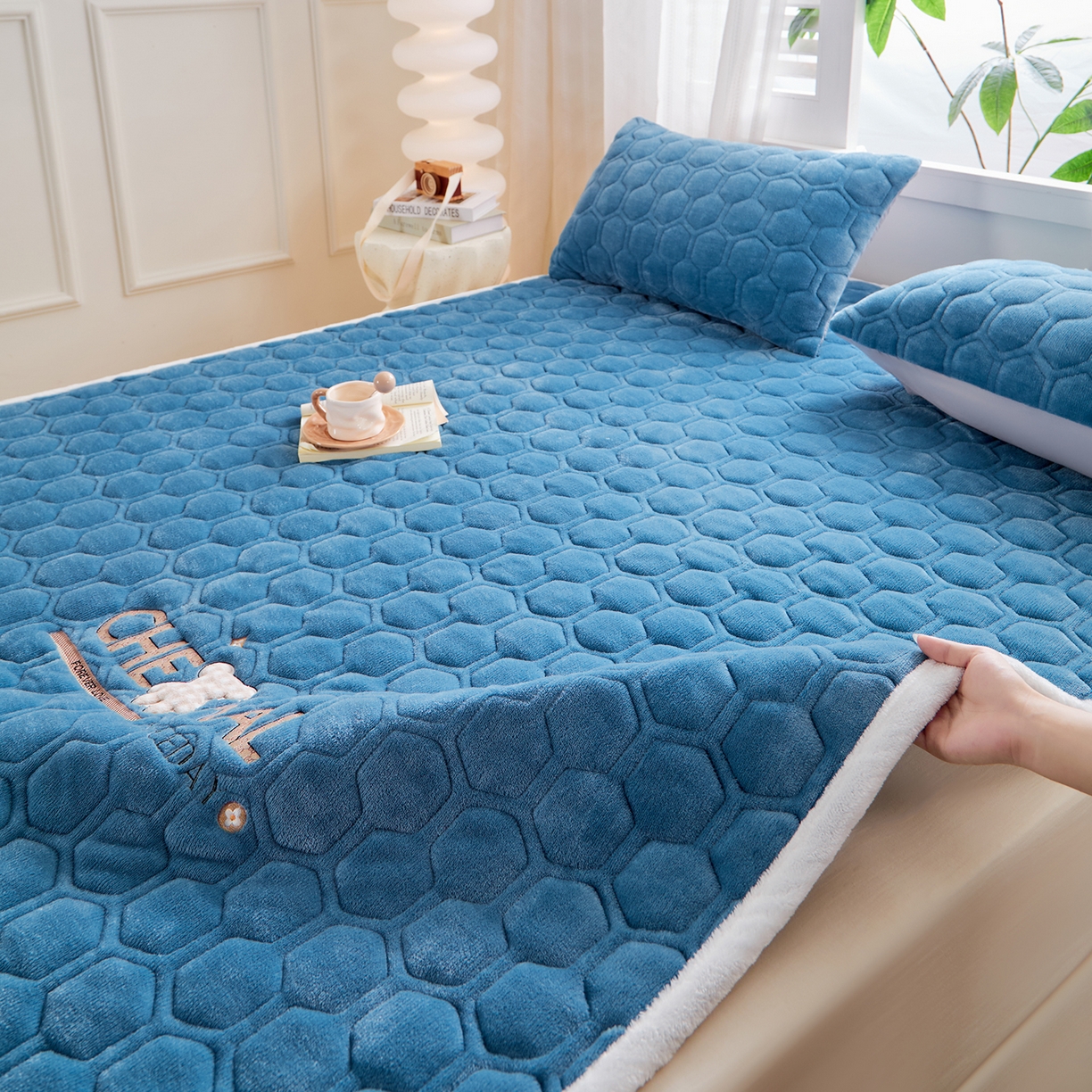 91家纺网 家纺一手货源 找家纺 永旺家纺 2025新款纯色床垫床褥 小熊仔深蓝