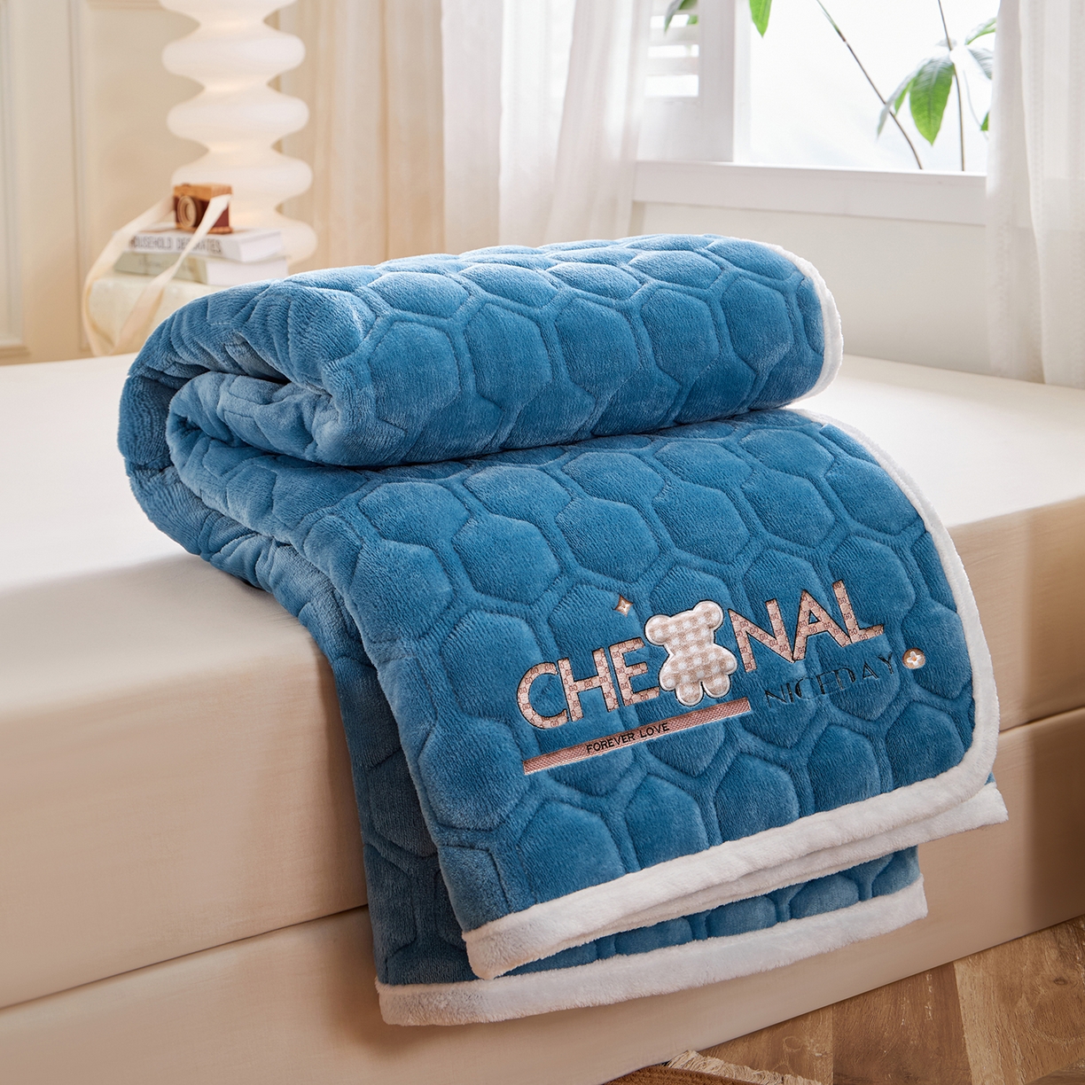 91家纺网 家纺一手货源 找家纺 永旺家纺 2025新款纯色床垫床褥 小熊仔深蓝