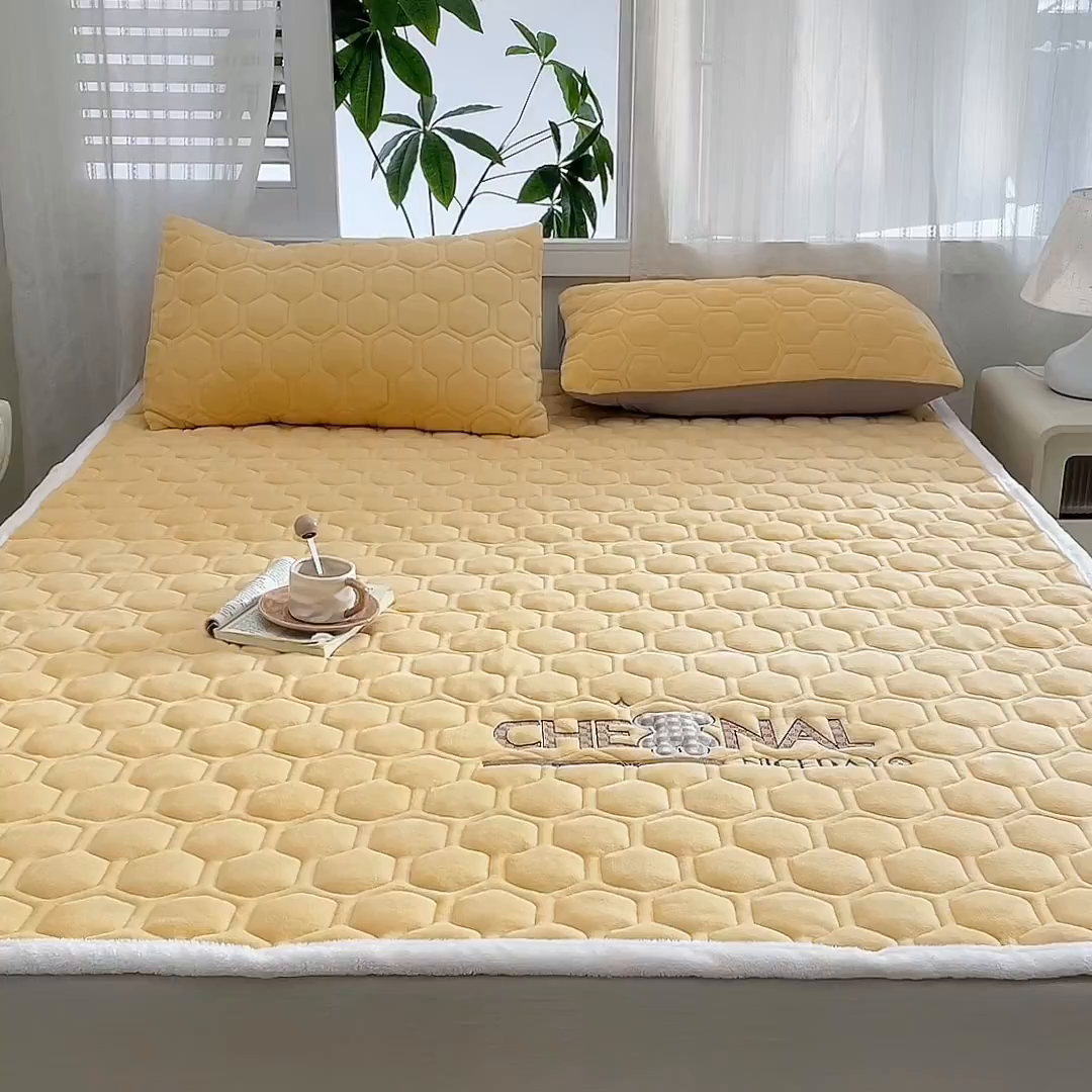 91家纺网 家纺一手货源 找家纺 永旺家纺 2025新款纯色床垫床褥 小熊仔黄