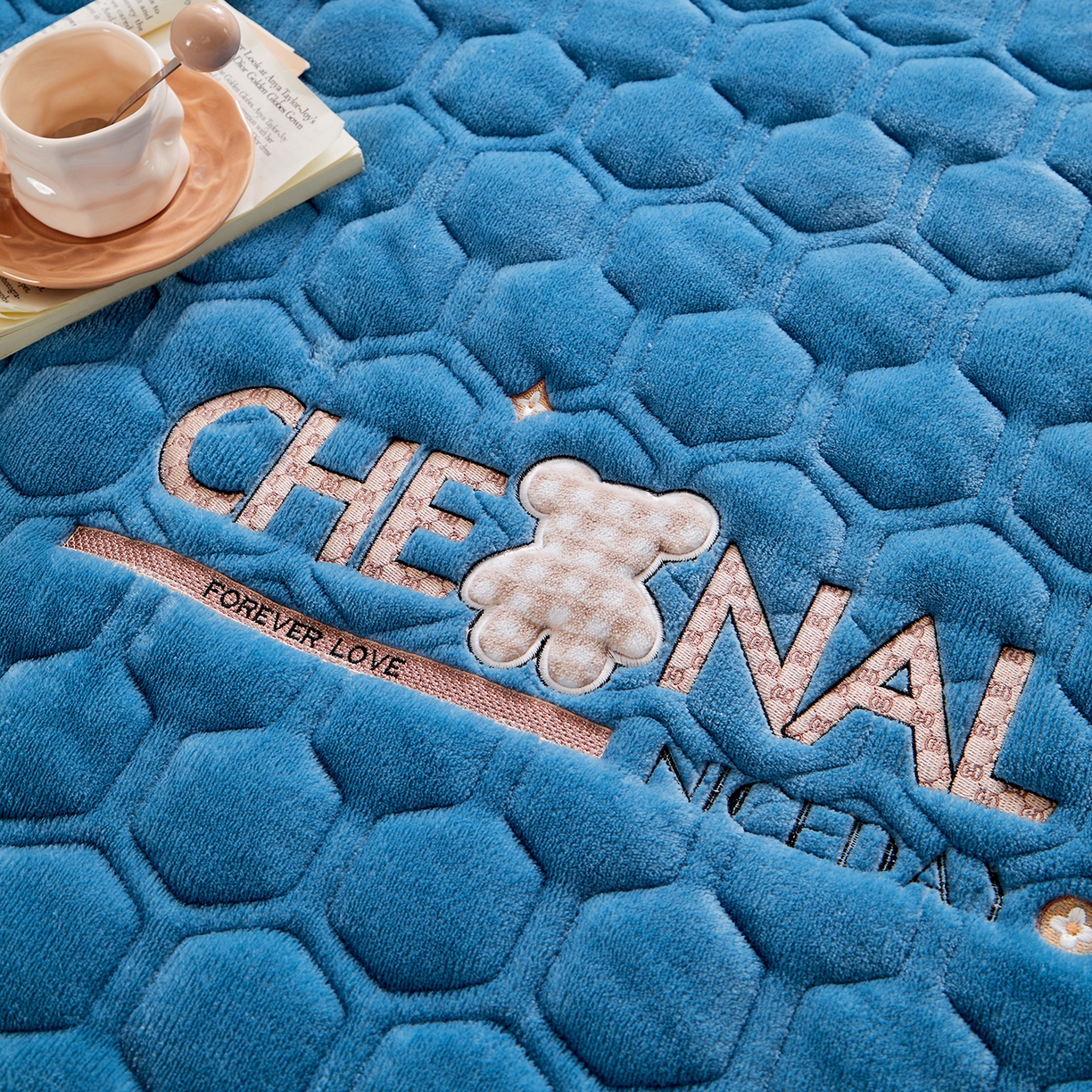 91家纺网 家纺一手货源 找家纺 永旺家纺 2025新款纯色床垫床褥 小熊仔深蓝