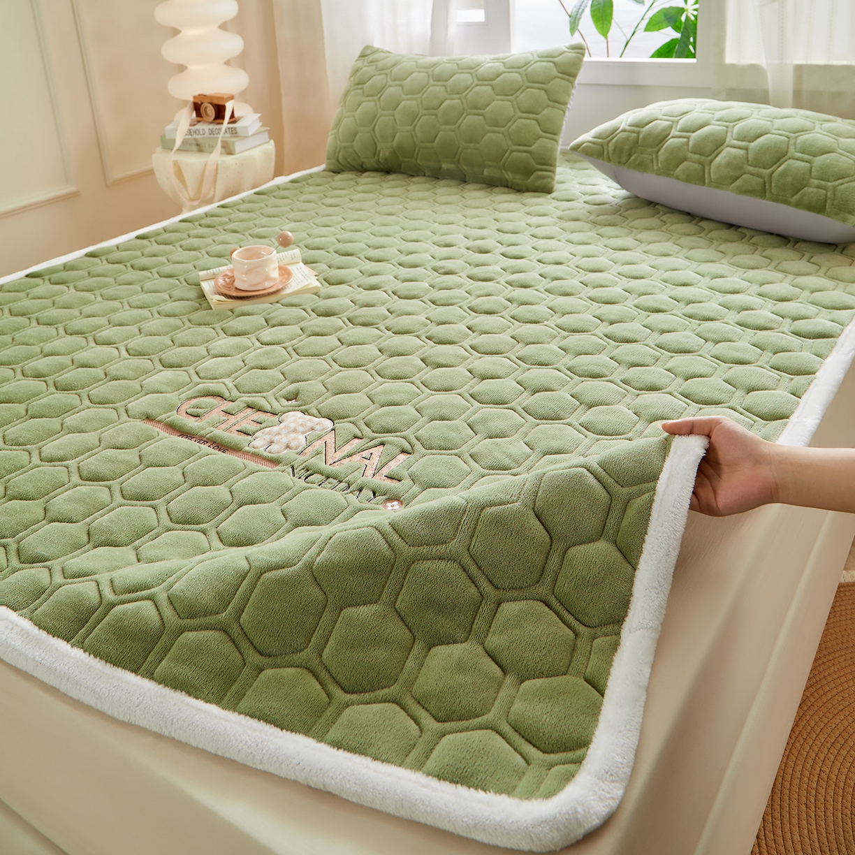 91家纺网 家纺一手货源 找家纺 永旺家纺 2025新款纯色床垫床褥 小熊仔绿