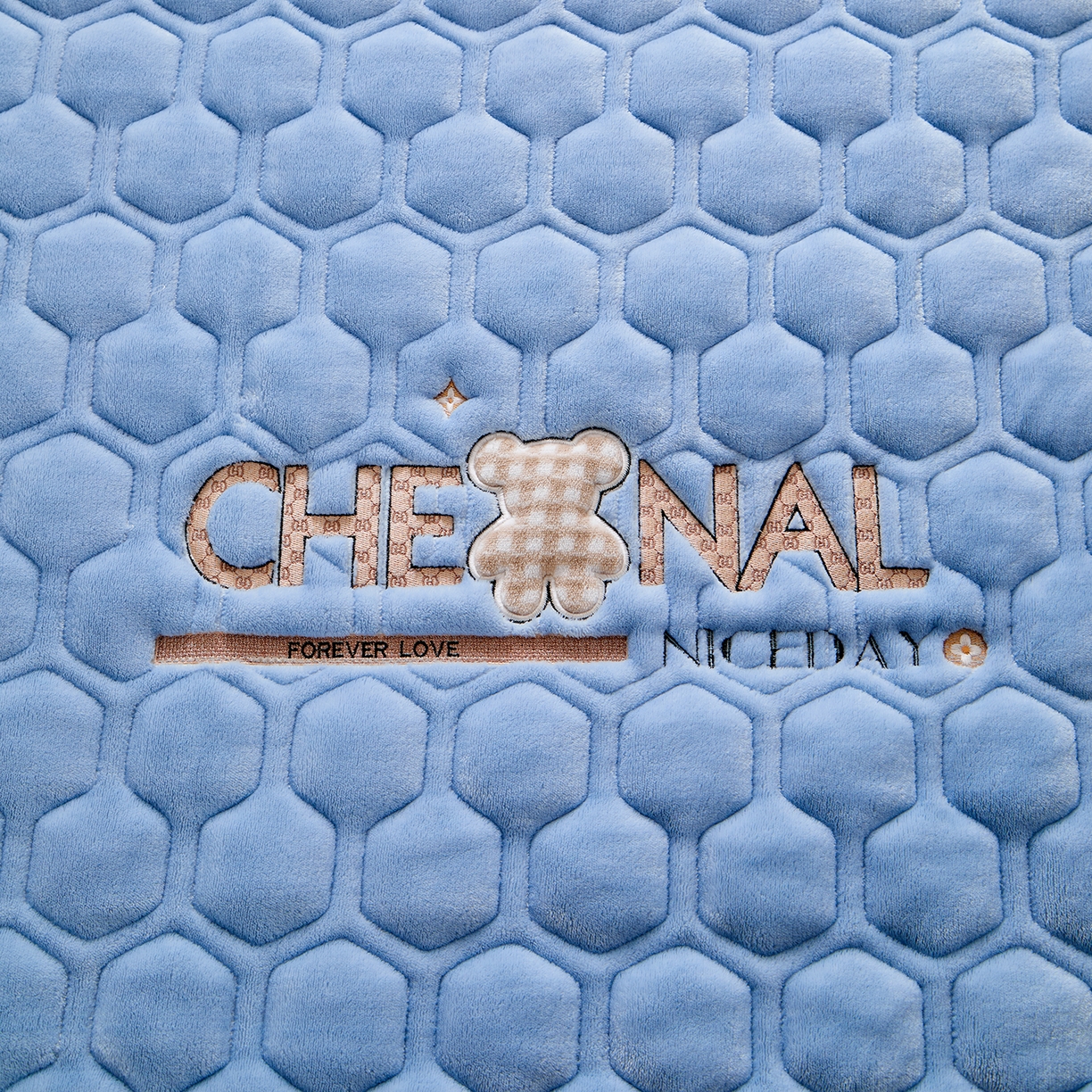 91家纺网 家纺一手货源 找家纺 永旺家纺 2025新款纯色床垫床褥 小熊仔浅蓝