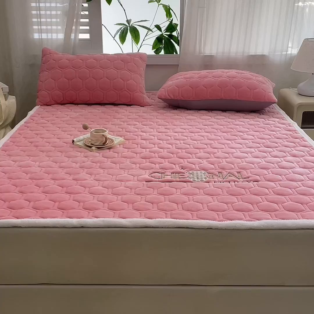 91家纺网 家纺一手货源 找家纺 永旺家纺 2025新款纯色床垫床褥 小熊仔粉