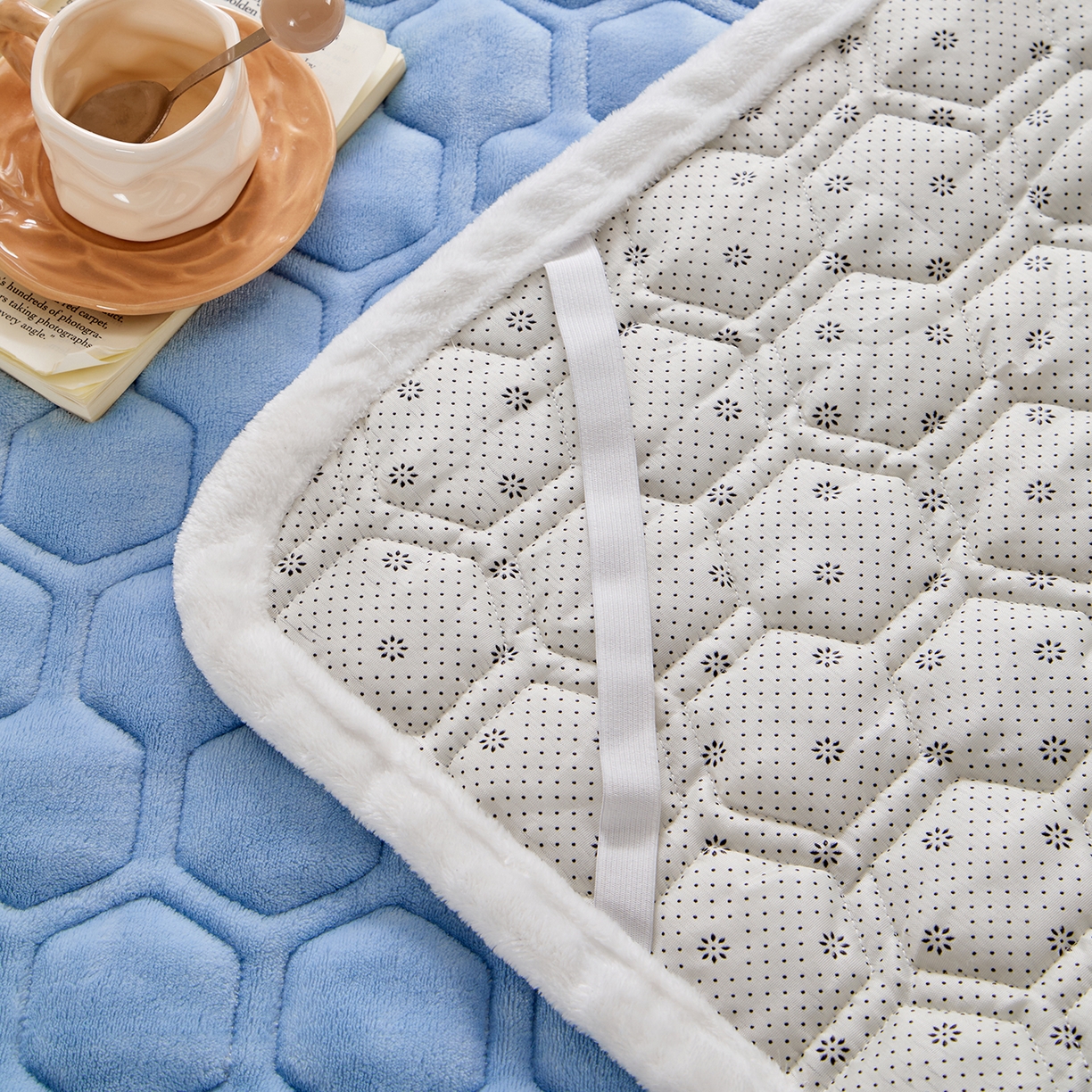 91家纺网 家纺一手货源 找家纺 永旺家纺 2025新款纯色床垫床褥 小熊仔浅蓝