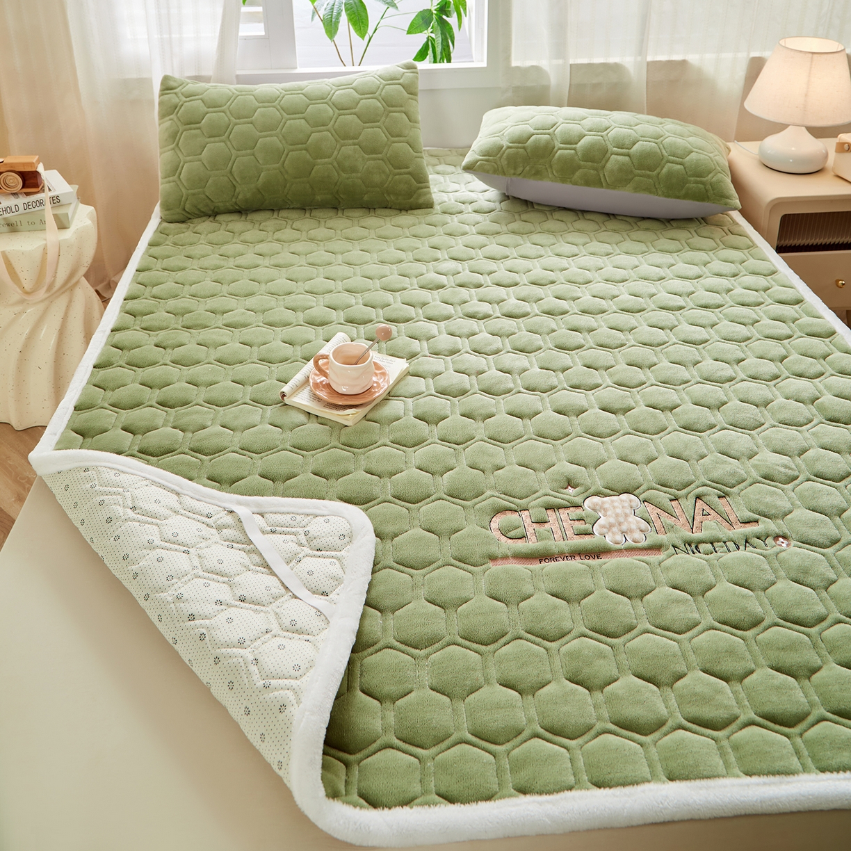 91家纺网 家纺一手货源 找家纺 永旺家纺 2025新款纯色床垫床褥 小熊仔绿