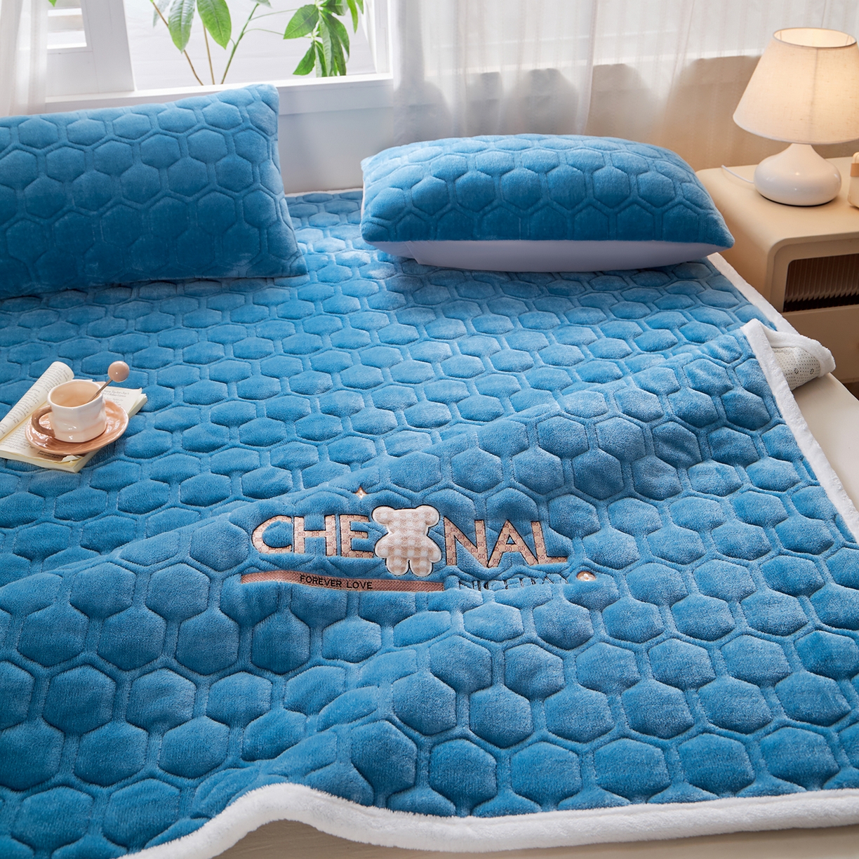 91家纺网 家纺一手货源 找家纺 永旺家纺 2025新款纯色床垫床褥 小熊仔深蓝