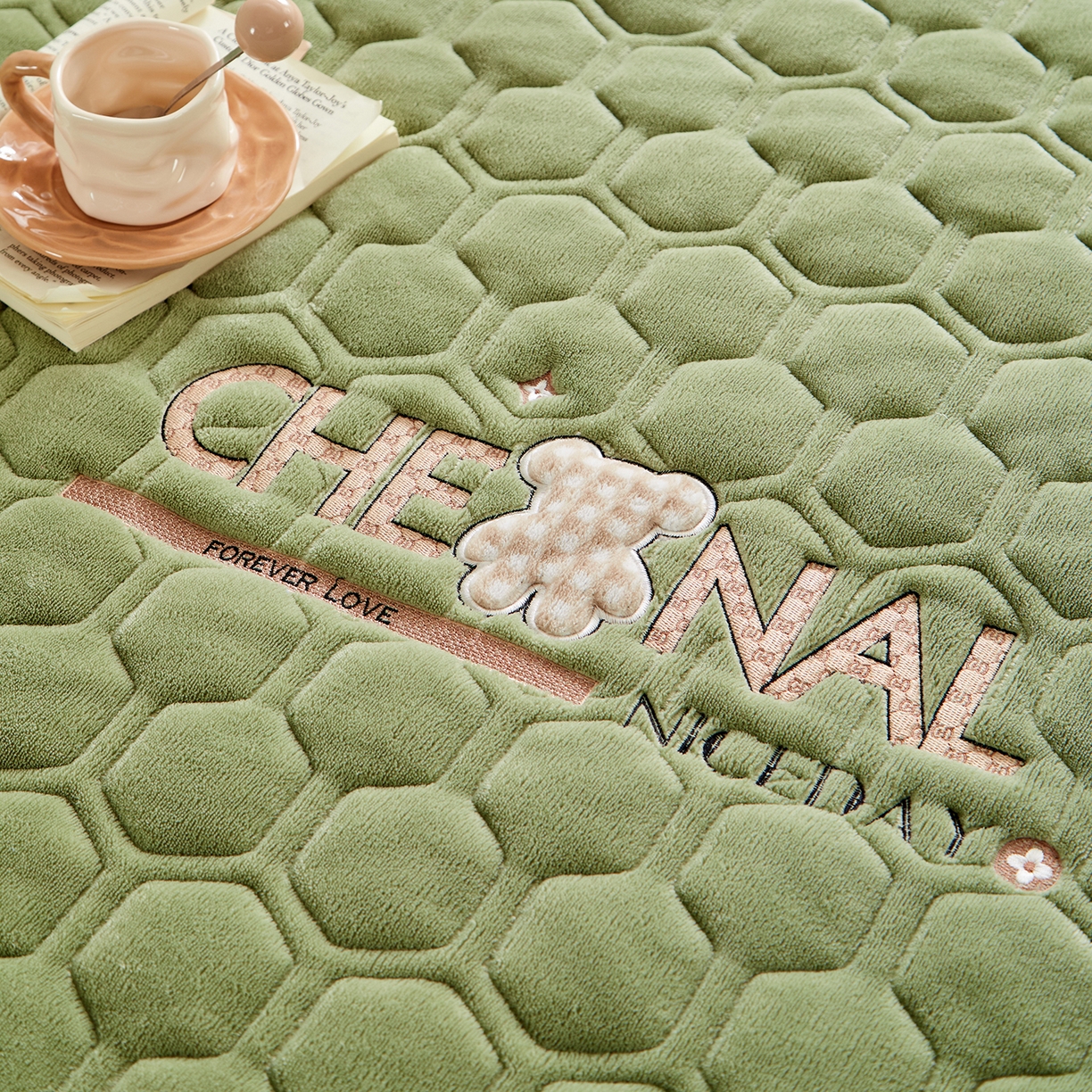 91家纺网 家纺一手货源 找家纺 永旺家纺 2025新款纯色床垫床褥 小熊仔绿