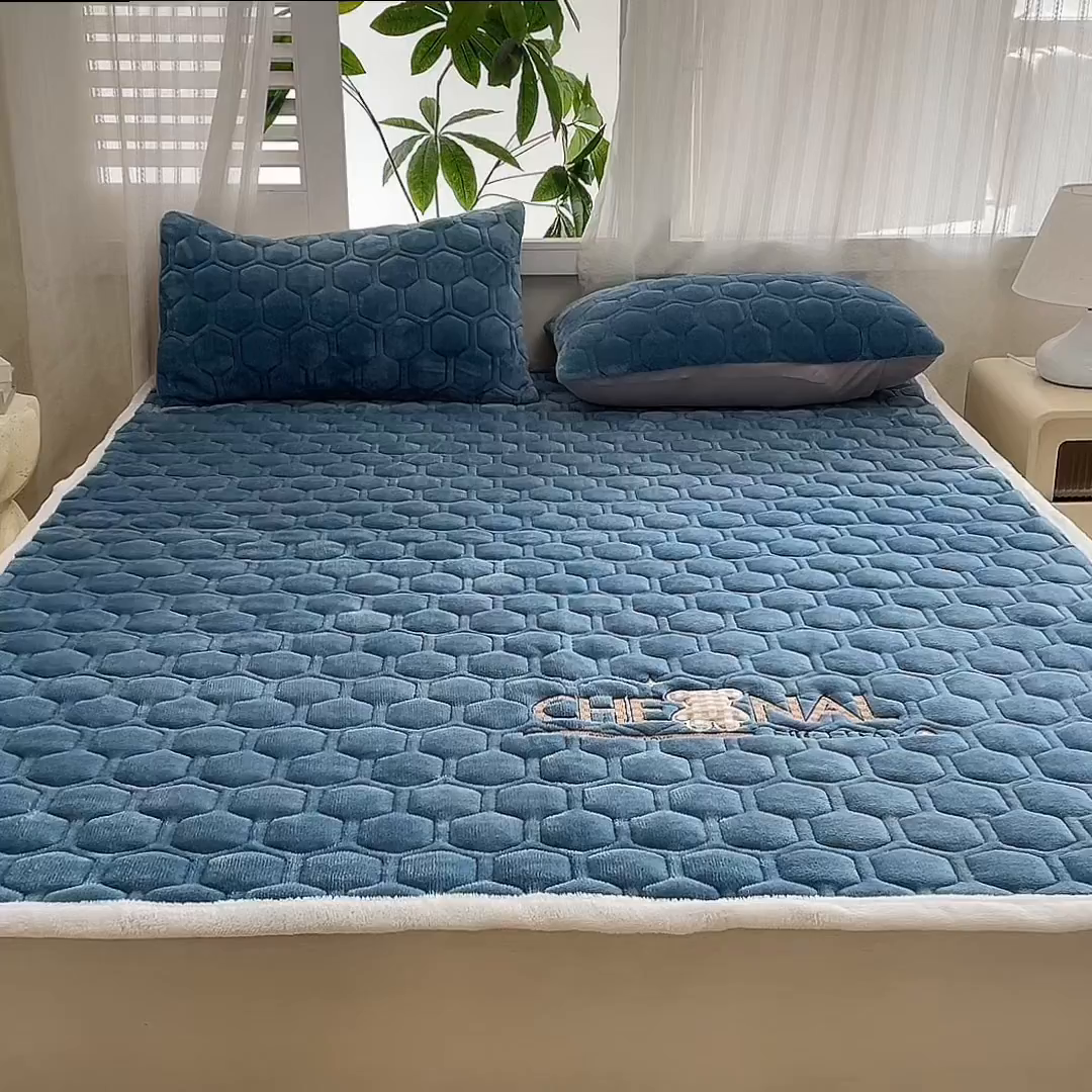 91家纺网 家纺一手货源 找家纺 永旺家纺 2025新款纯色床垫床褥 小熊仔深蓝