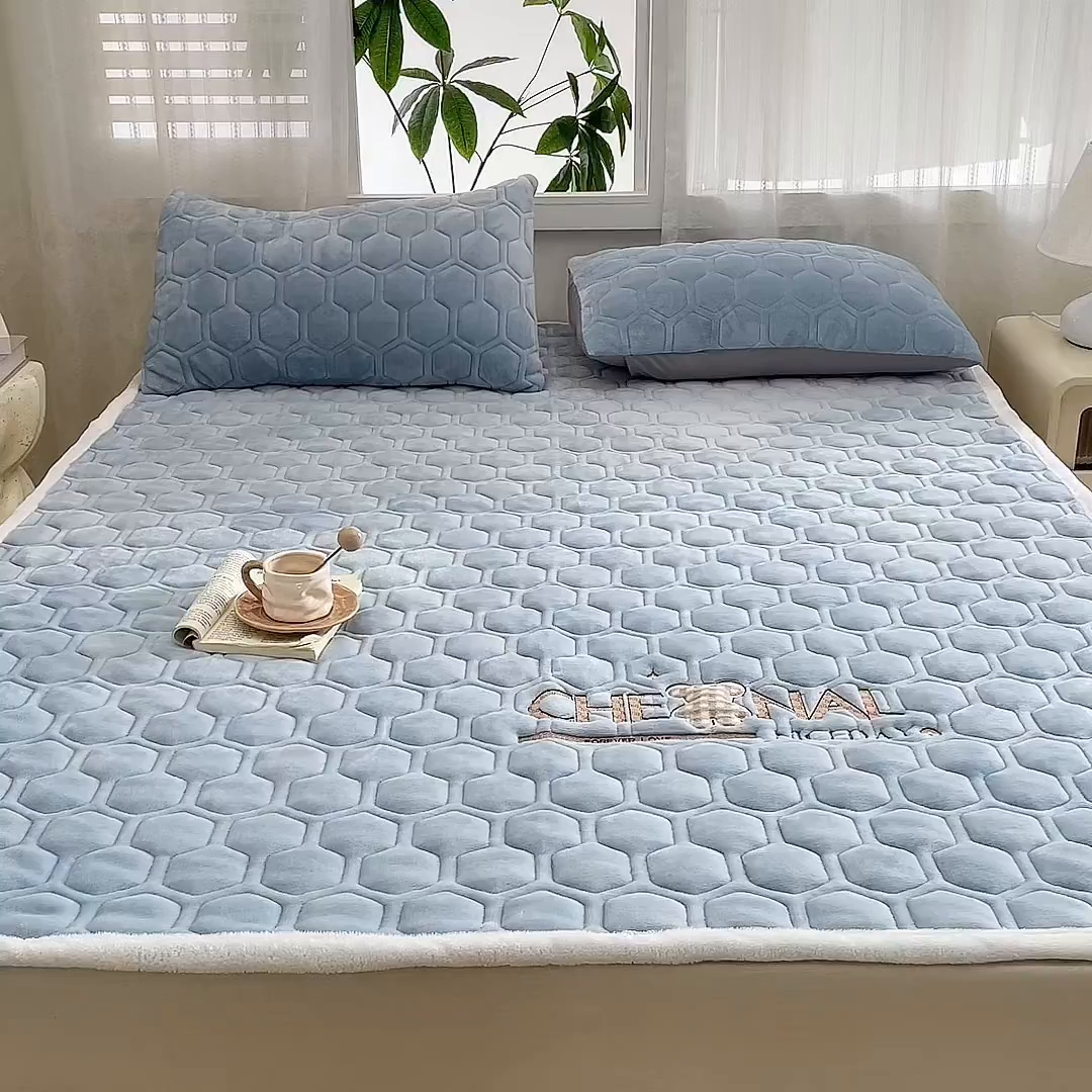 91家纺网 家纺一手货源 找家纺 永旺家纺 2025新款纯色床垫床褥 小熊仔浅蓝