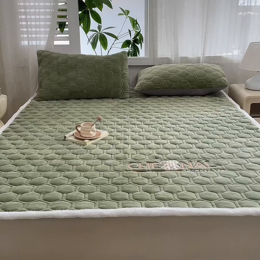 91家纺网 家纺一手货源 找家纺 永旺家纺 2025新款纯色床垫床褥 小熊仔绿