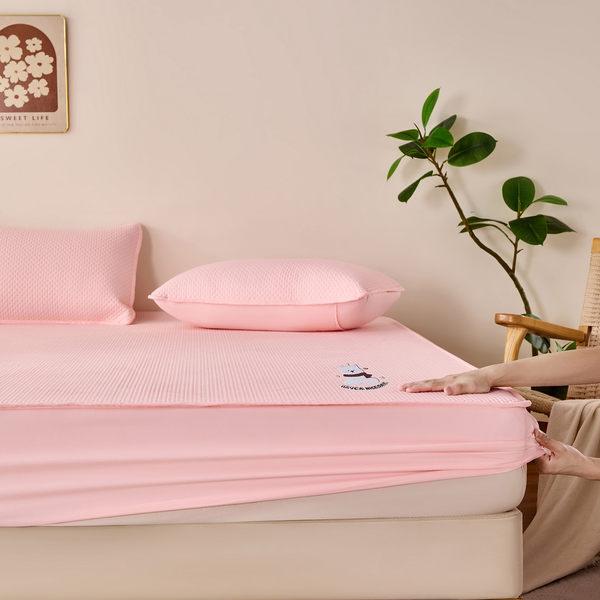 91家纺网 家纺一手货源 找家纺 永旺家纺 2025新款纯色印花防水床笠-西高地系列 粉西高地