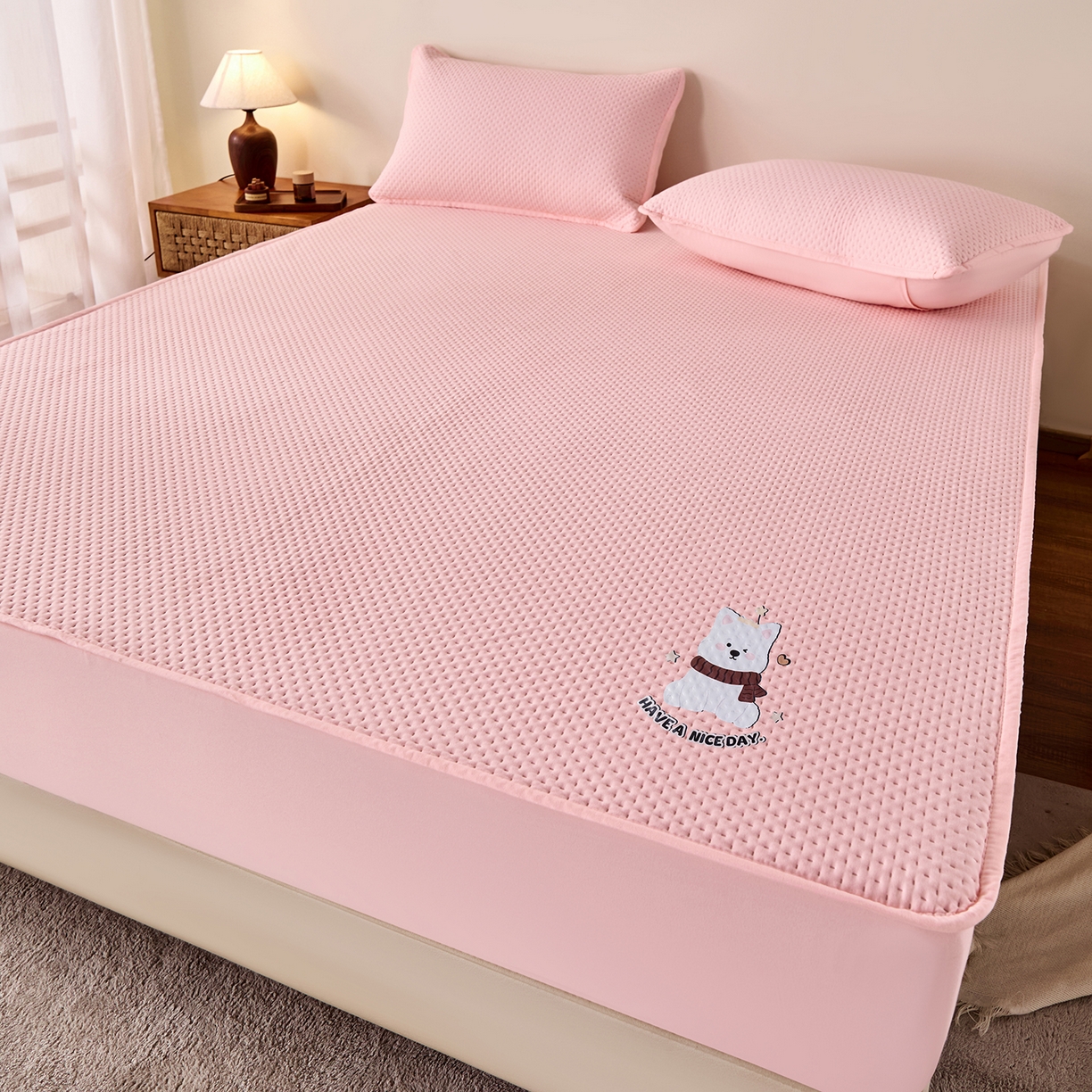 91家纺网 家纺一手货源 找家纺 永旺家纺 2025新款纯色印花防水床笠-西高地系列 粉西高地