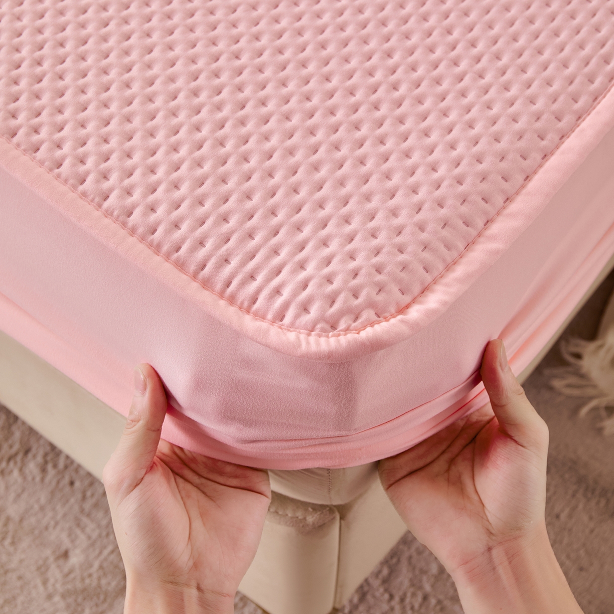 91家纺网 家纺一手货源 找家纺 永旺家纺 2025新款纯色印花防水床笠-西高地系列 粉西高地