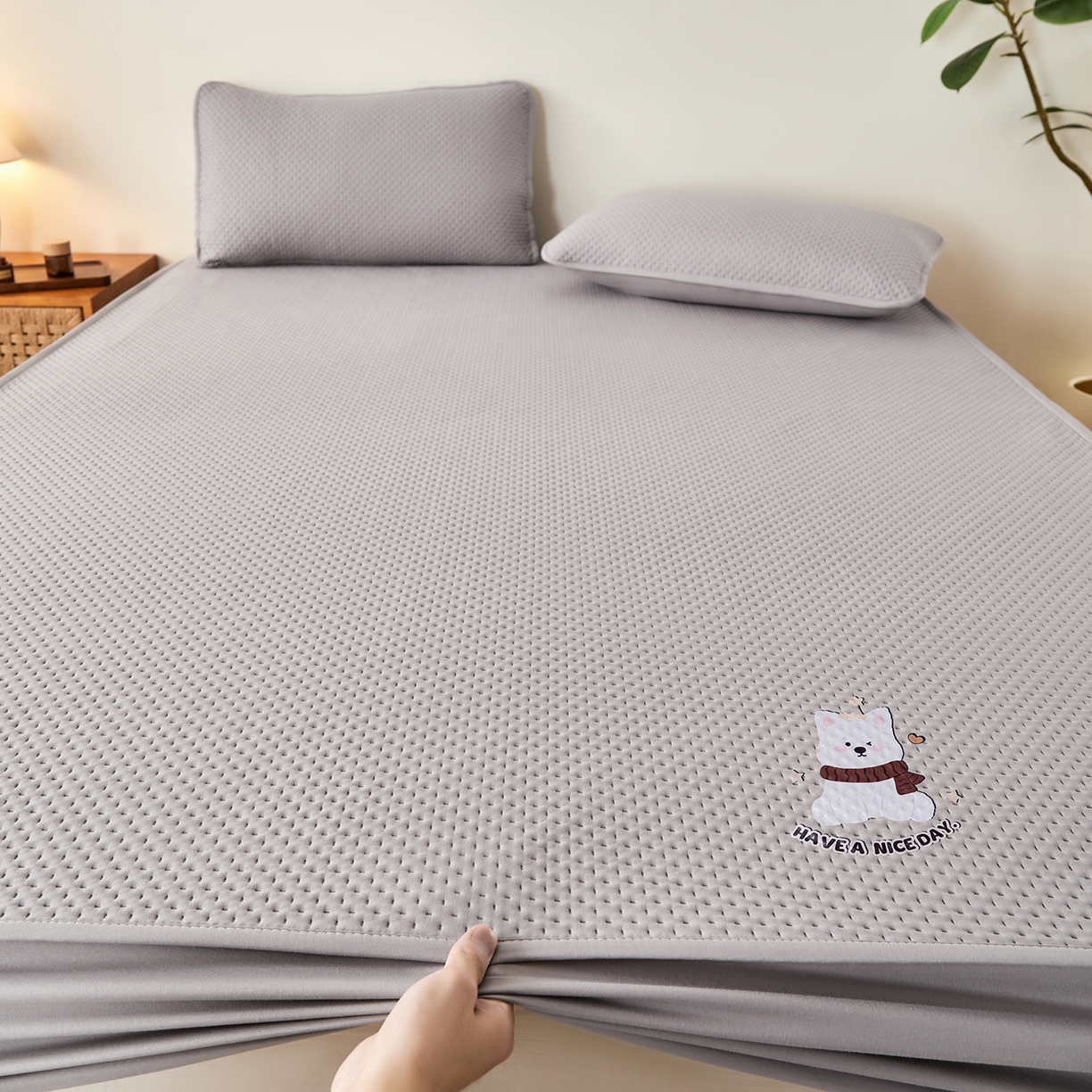 91家纺网 家纺一手货源 找家纺 永旺家纺 2025新款纯色印花防水床笠-西高地系列 灰西高地