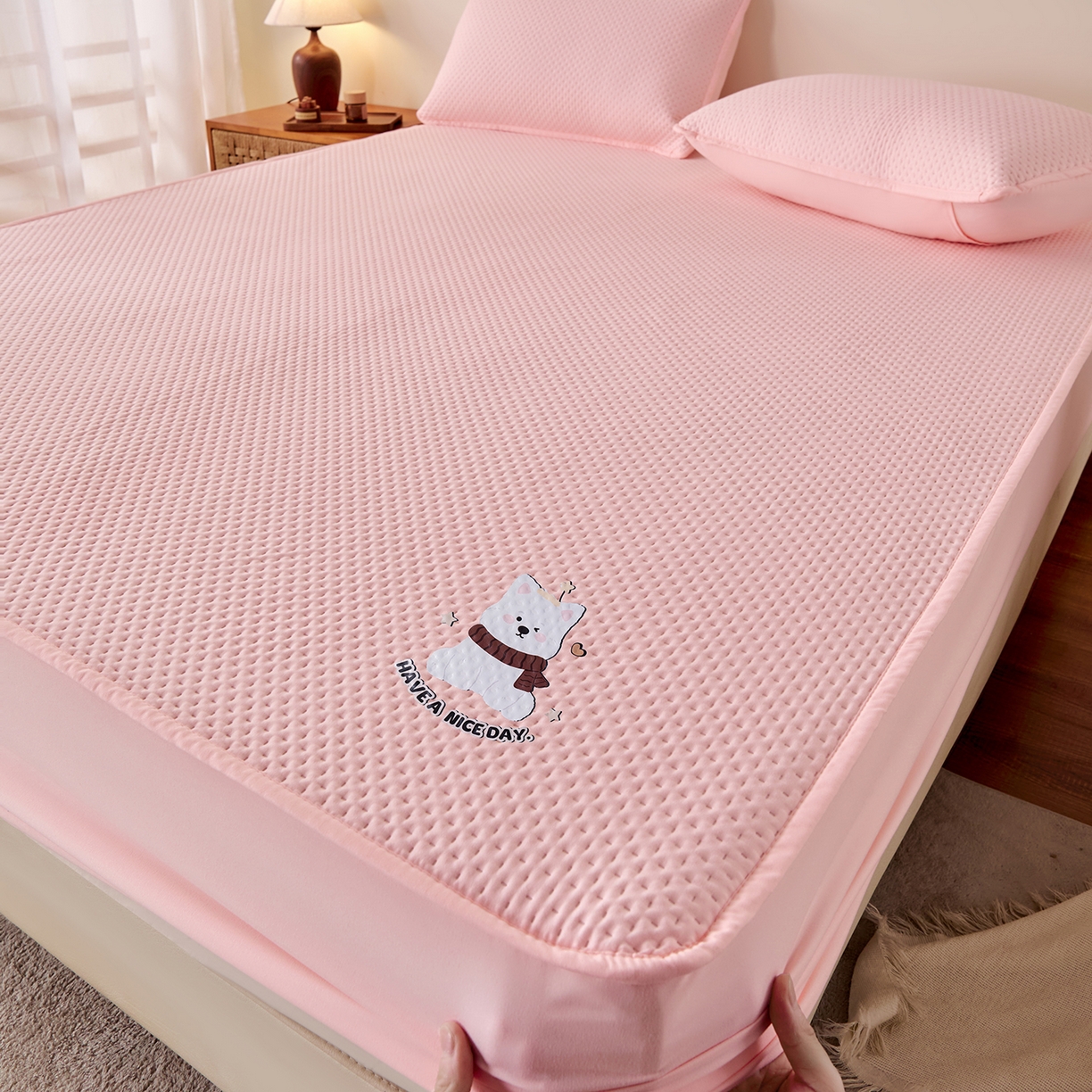 91家纺网 家纺一手货源 找家纺 永旺家纺 2025新款纯色印花防水床笠-西高地系列 粉西高地