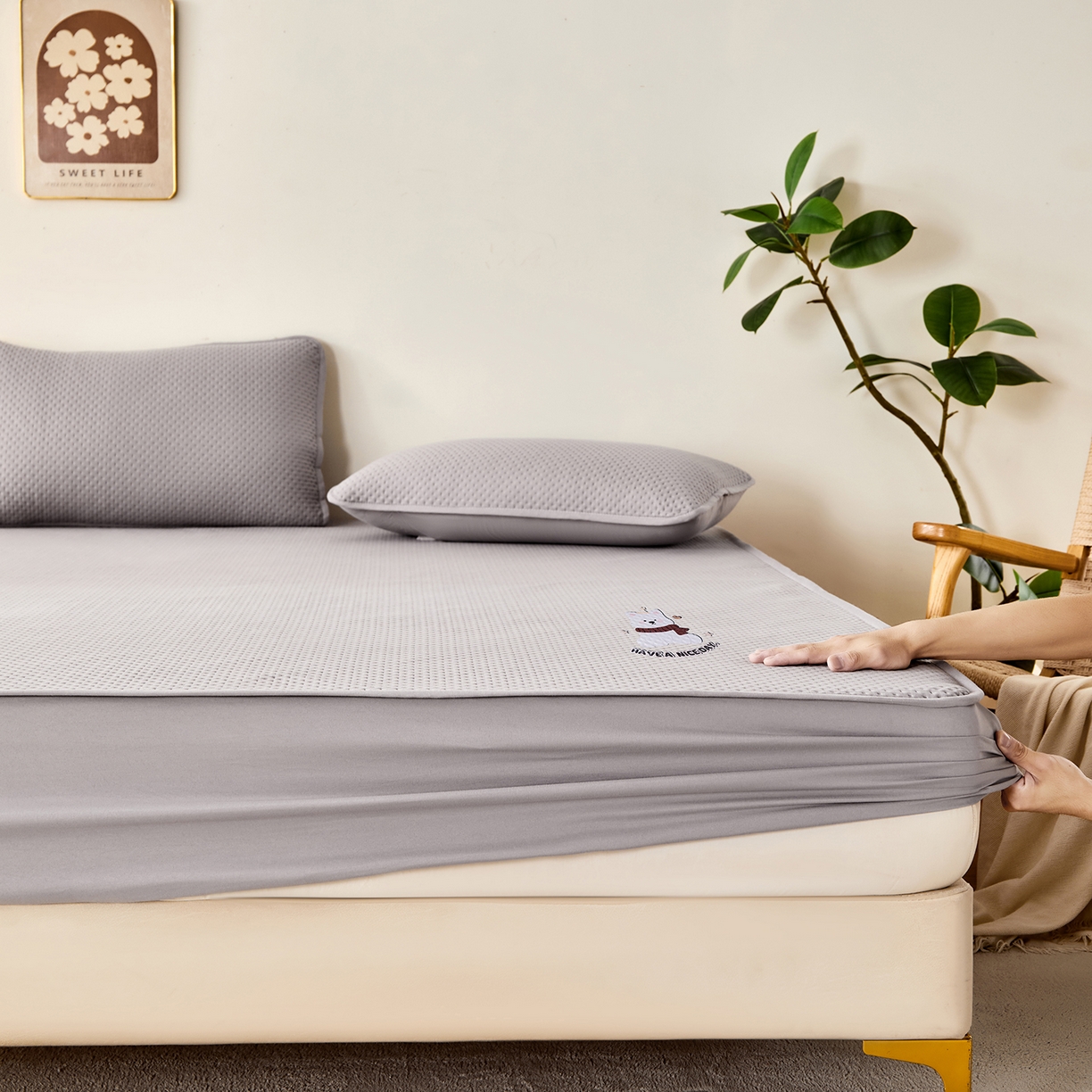 91家纺网 家纺一手货源 找家纺 永旺家纺 2025新款纯色印花防水床笠-西高地系列 灰西高地