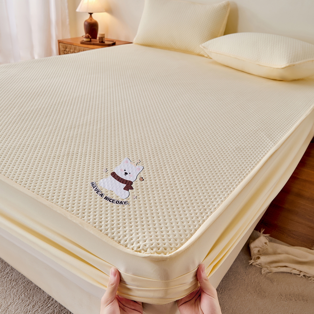 91家纺网 家纺一手货源 找家纺 永旺家纺 2025新款纯色印花防水床笠-西高地系列 黄西高地