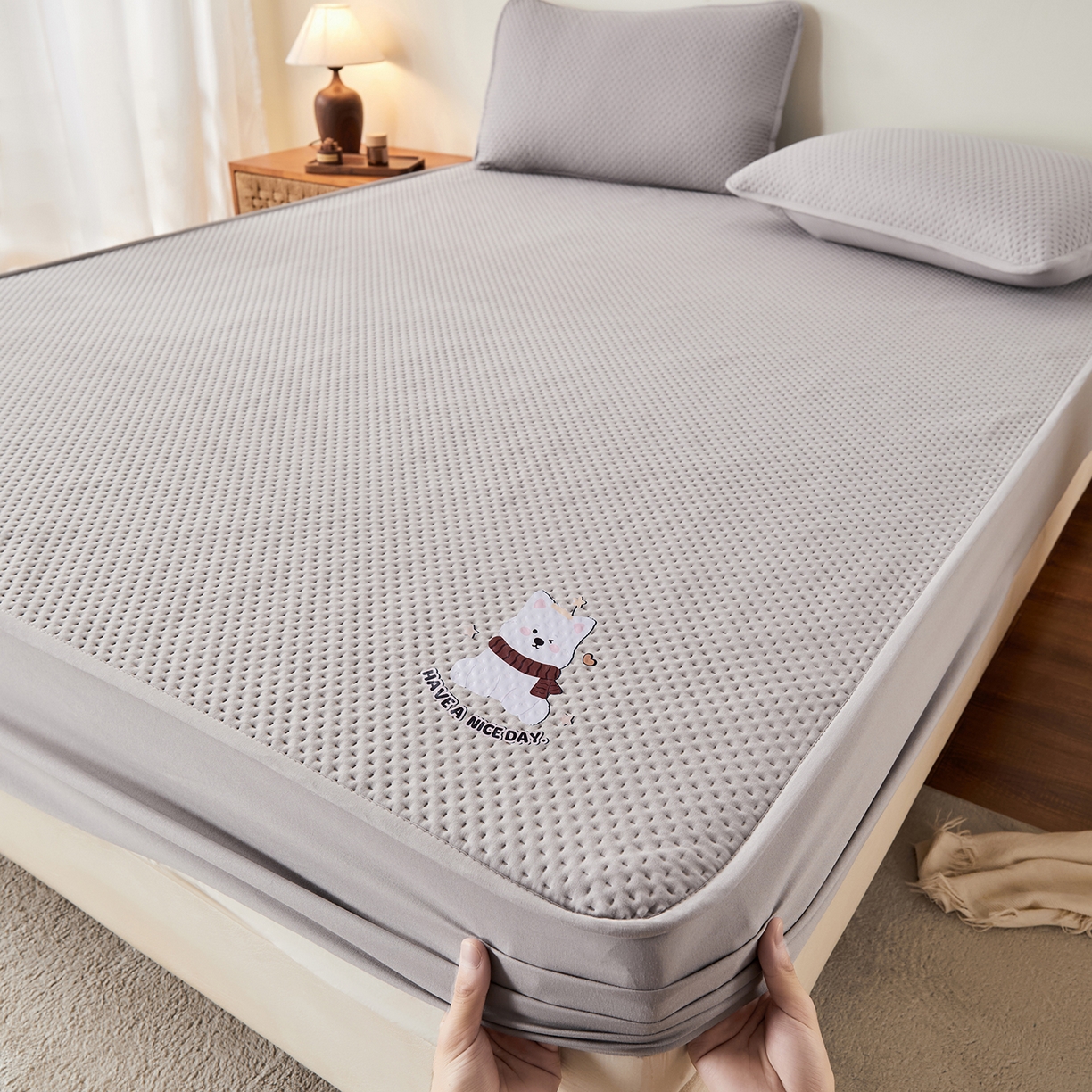 91家纺网 家纺一手货源 找家纺 永旺家纺 2025新款纯色印花防水床笠-西高地系列 灰西高地